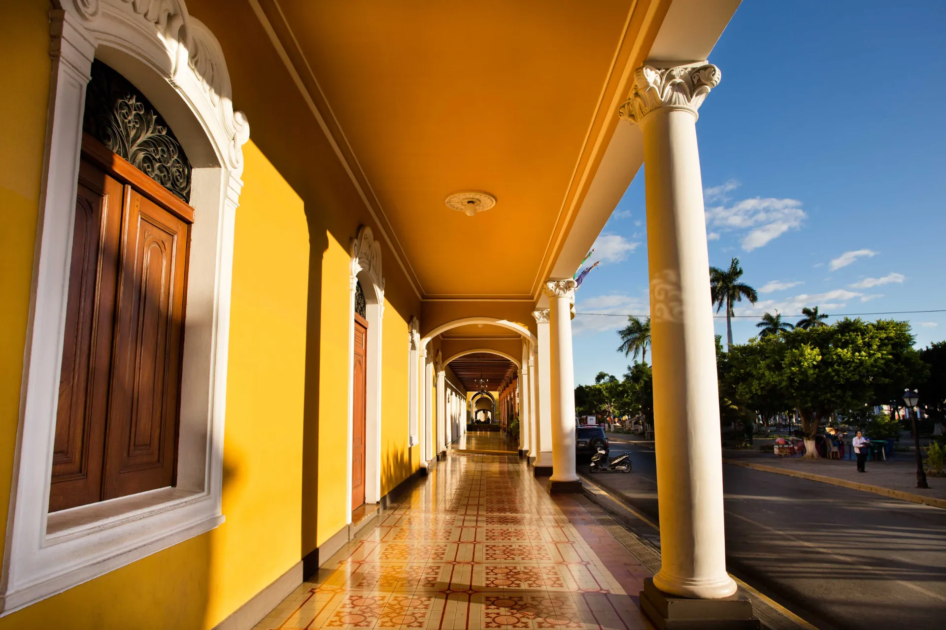 Kolumnady skąpane w słońcu w historycznym centrum Granady Kolumnady skąpane w słońcu w historycznym centrum Granady