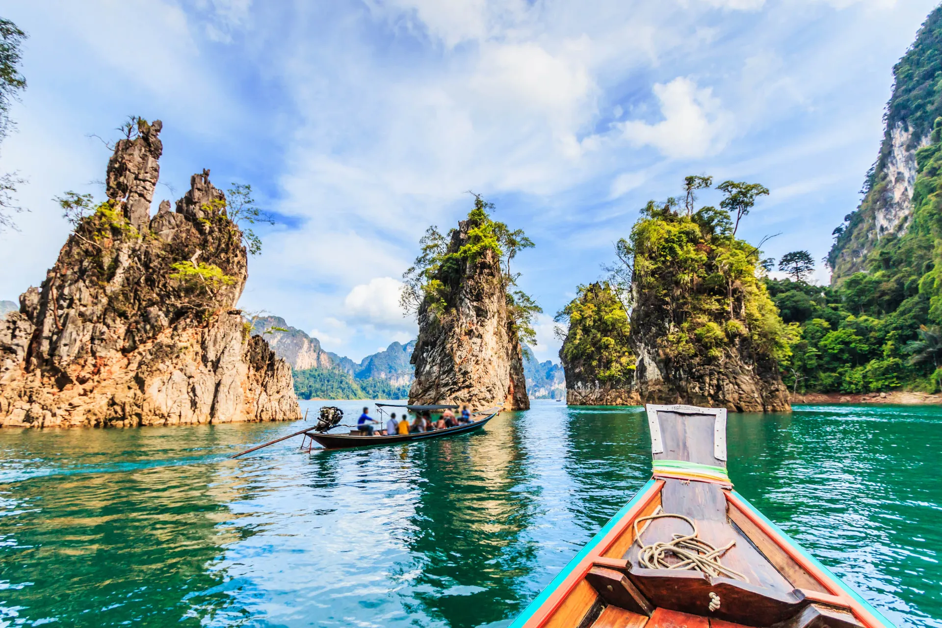 Wapienne klify w Parku Narodowym Khao Sok Wapienne klify w Parku Narodowym Khao Sok