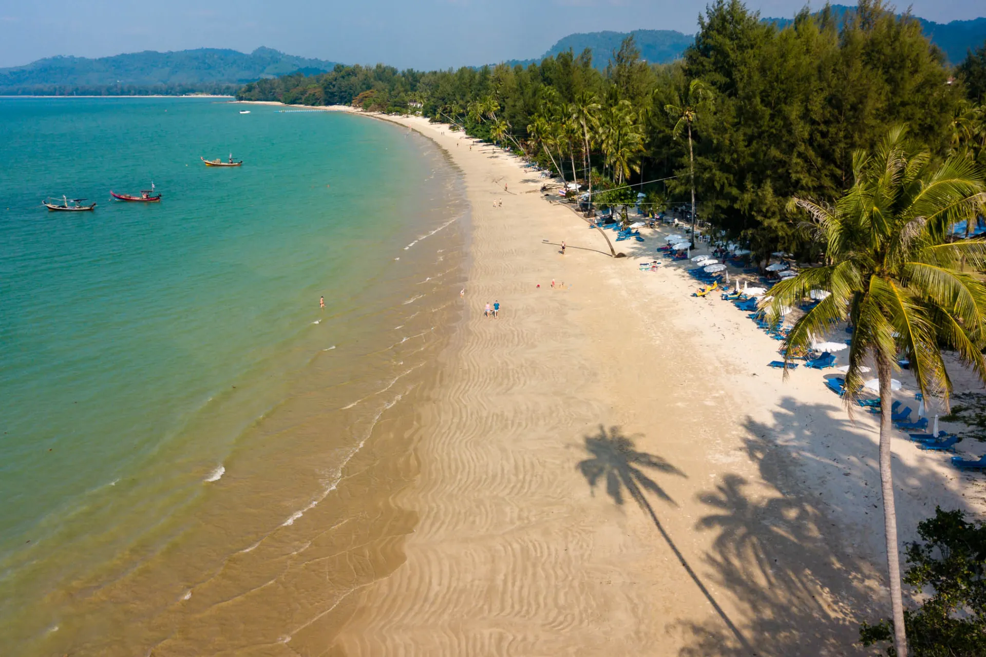Rajska plaża z turkusową wodą w Khao Lak Rajska plaża z turkusową wodą w Khao Lak