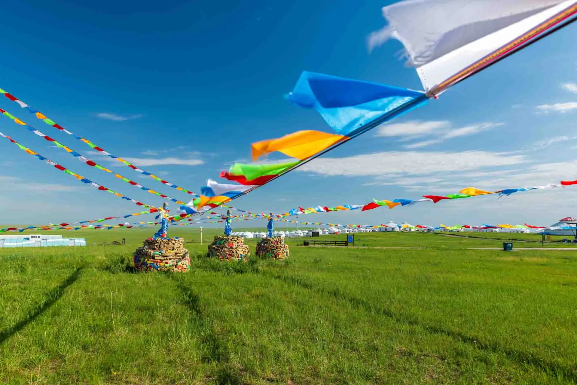 Ovoo z chorągiewkami modlitewnymi na stepie