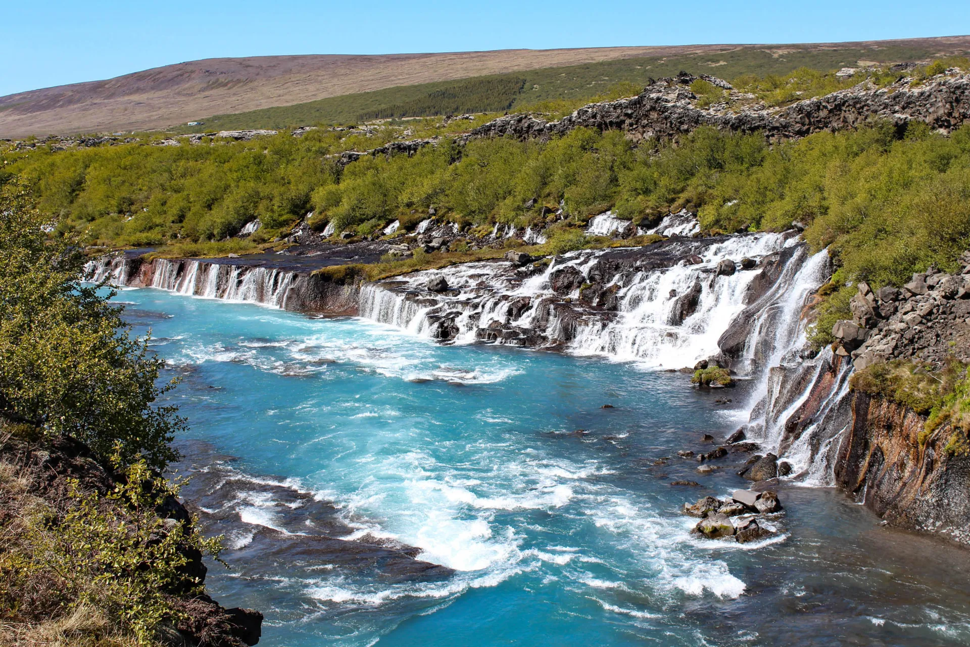 Hraunfossar ma widok na lodowiec Langjökull Hraunfossar ma widok na lodowiec Langjökull