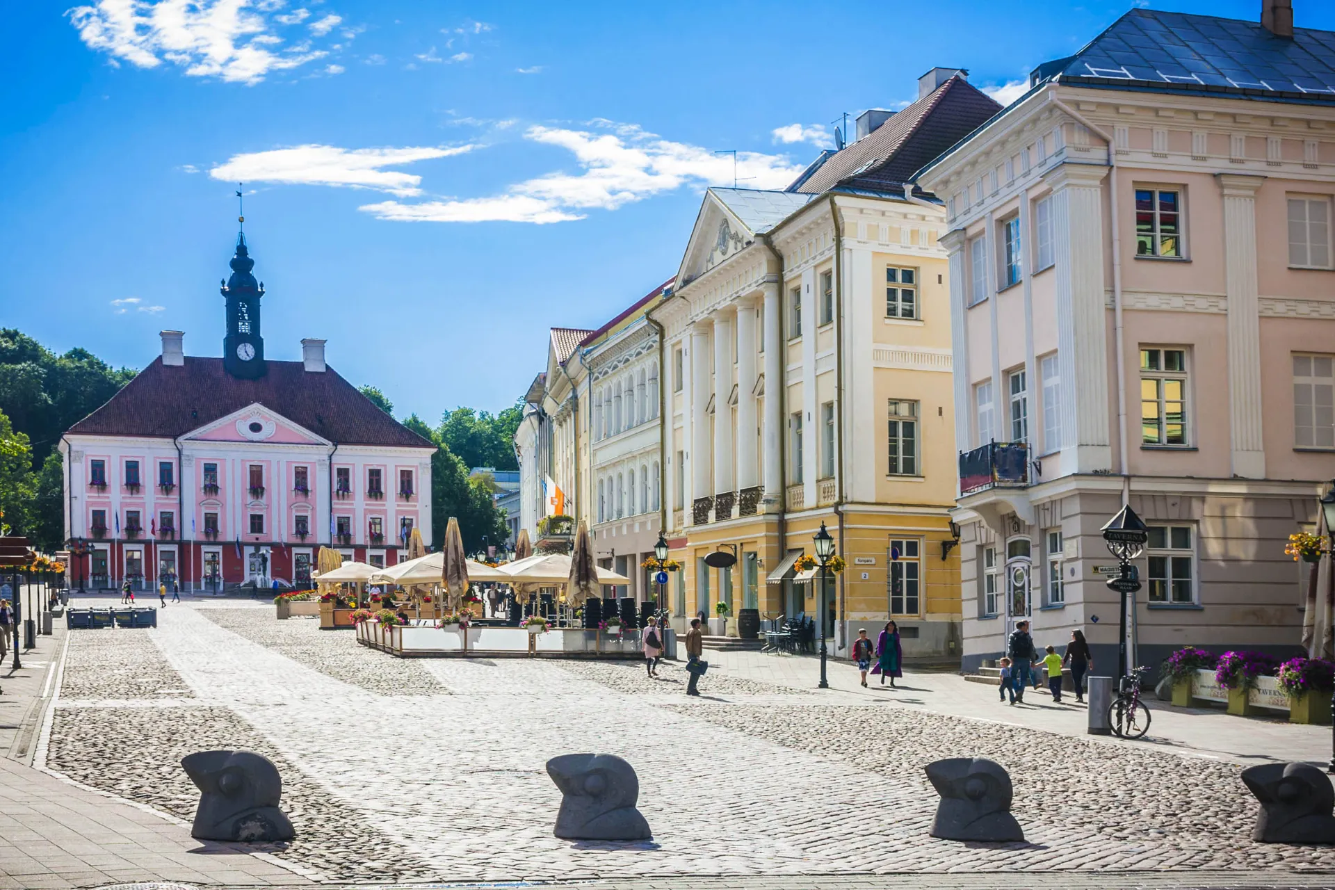 Ratusz w Tartu, Estonia, widziany z Rynku Ratusz w Tartu, Estonia, widziany z Rynku