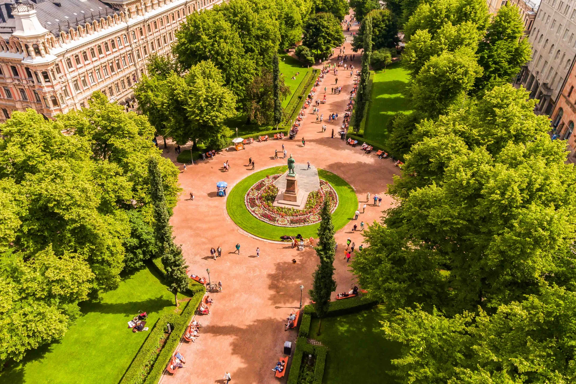 Park Esplanadi w Helsinkach – zielona oaza z pomnikiem Runeberga w centrum Park Esplanadi w Helsinkach – zielona oaza z pomnikiem Runeberga w centrum
