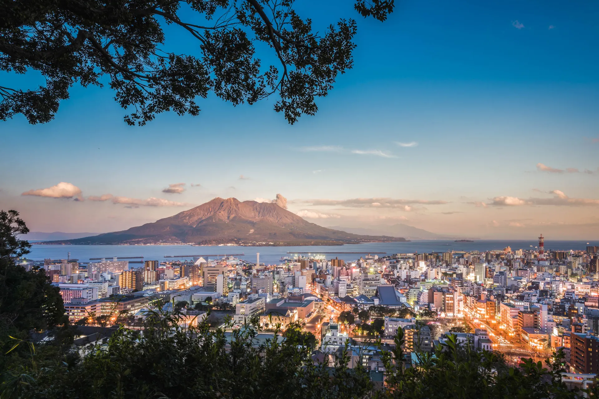 Kagoshima z imponującym wulkanem Sakurajima w tle Kagoshima z imponującym wulkanem Sakurajima w tle