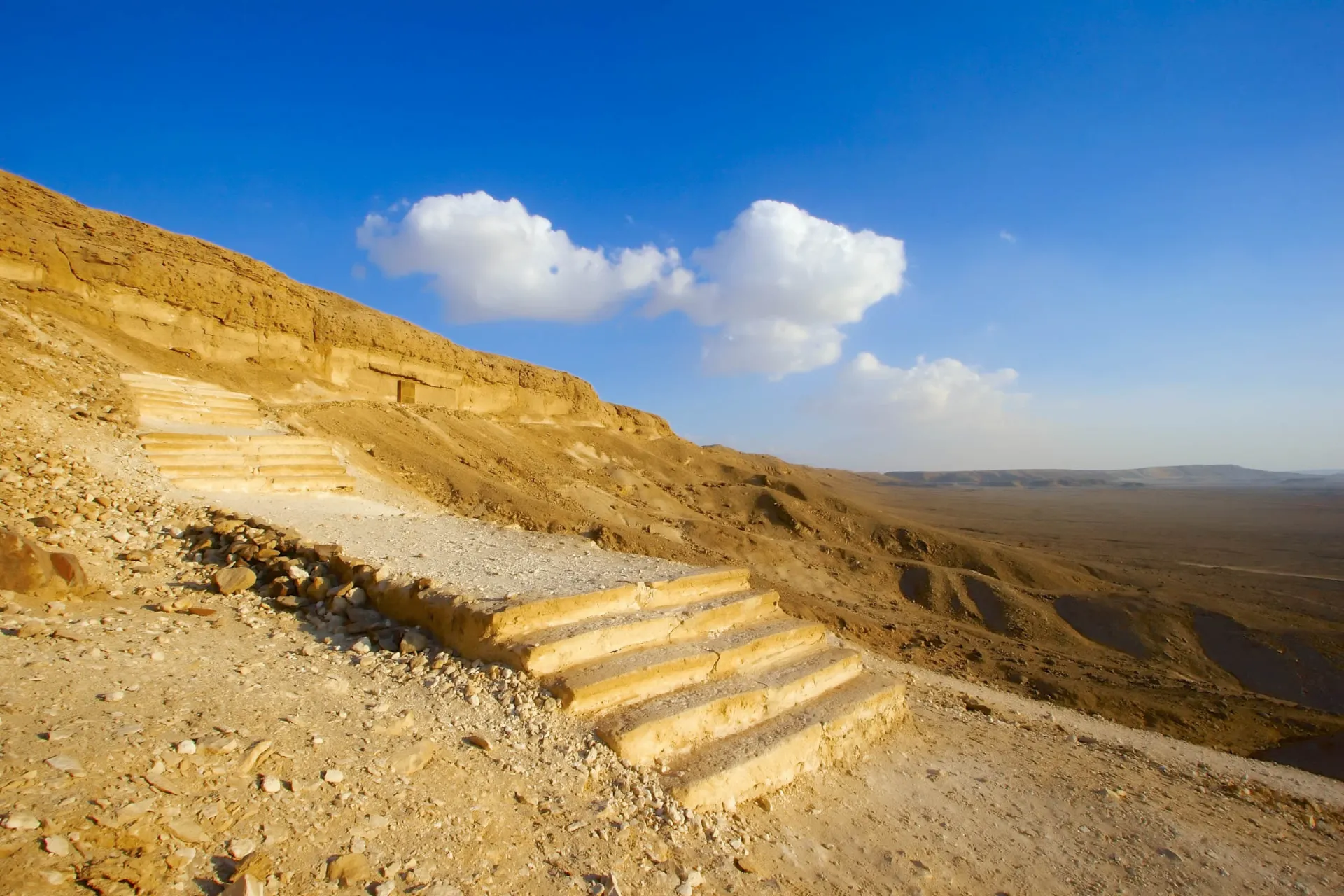 Kamienne schody prowadzą do jednego z grobowców wykutych w skale – większość należała do wysokich urzędników Kamienne schody prowadzą do jednego z grobowców wykutych w skale – większość należała do wysokich urzędników