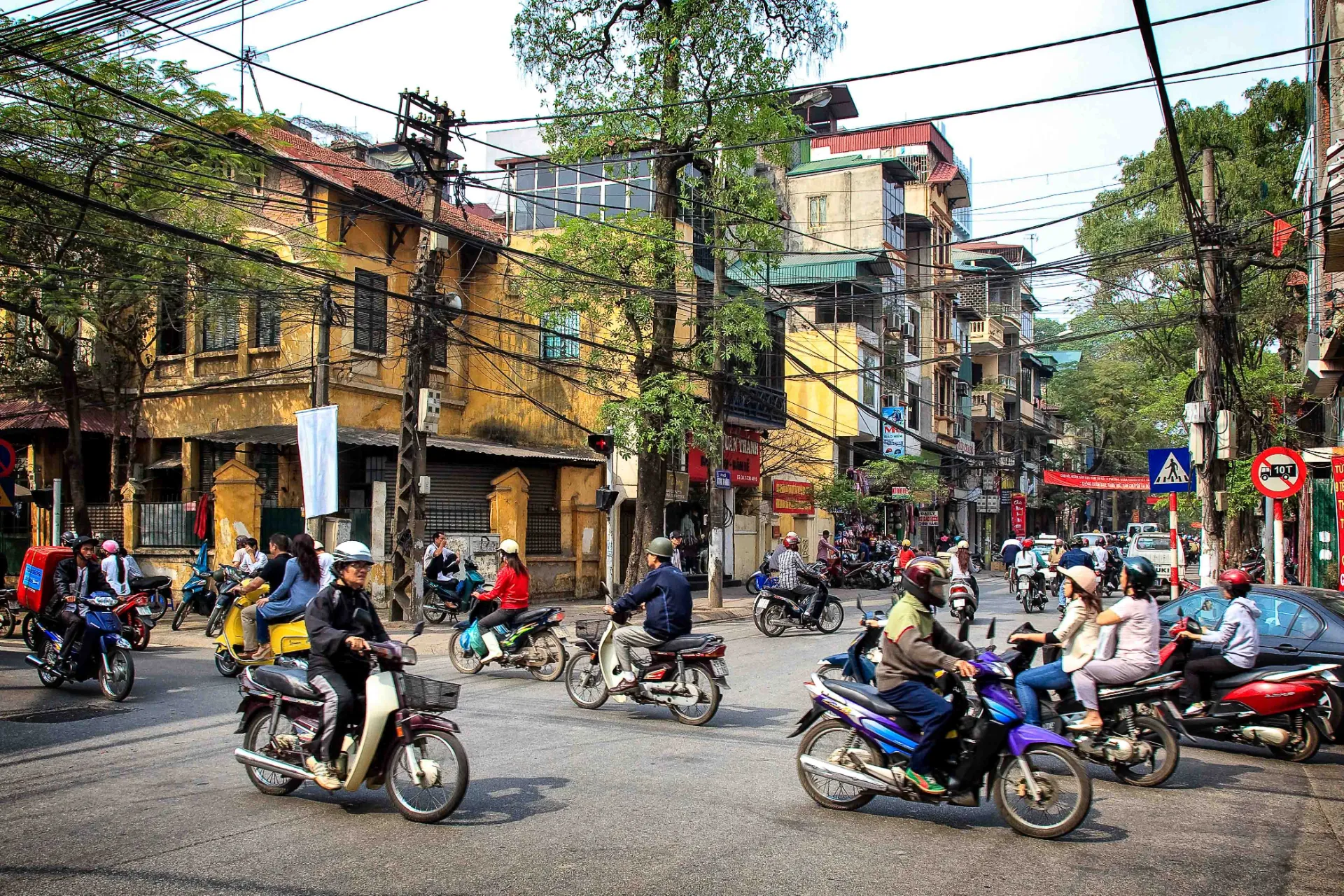 Ruch uliczny w Hanoi jest żywy