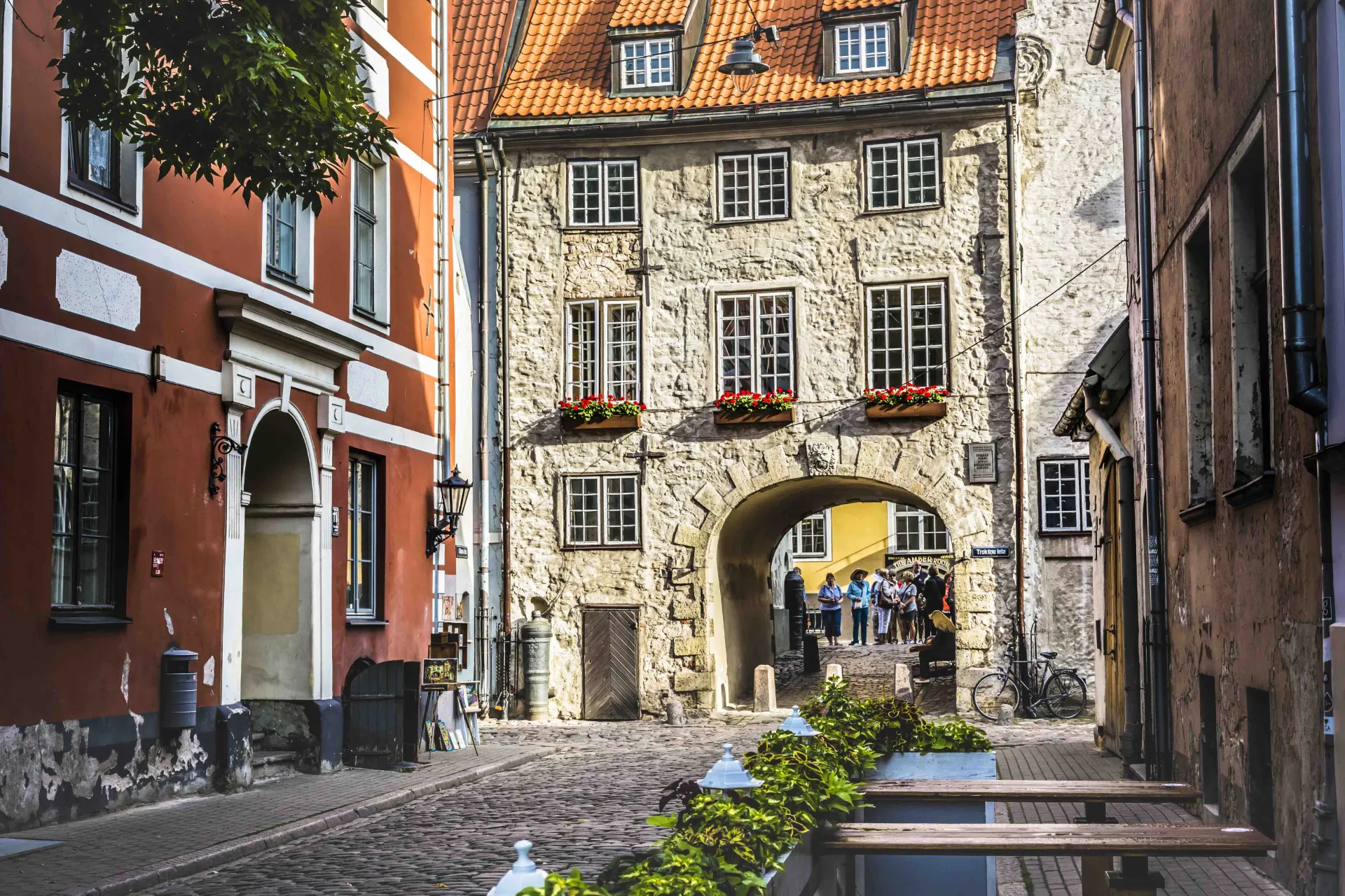 Szwedzka Brama (Zviedru vārti) w starej części Rygi, Łotwa – historyczna brama miejska z XVII wieku