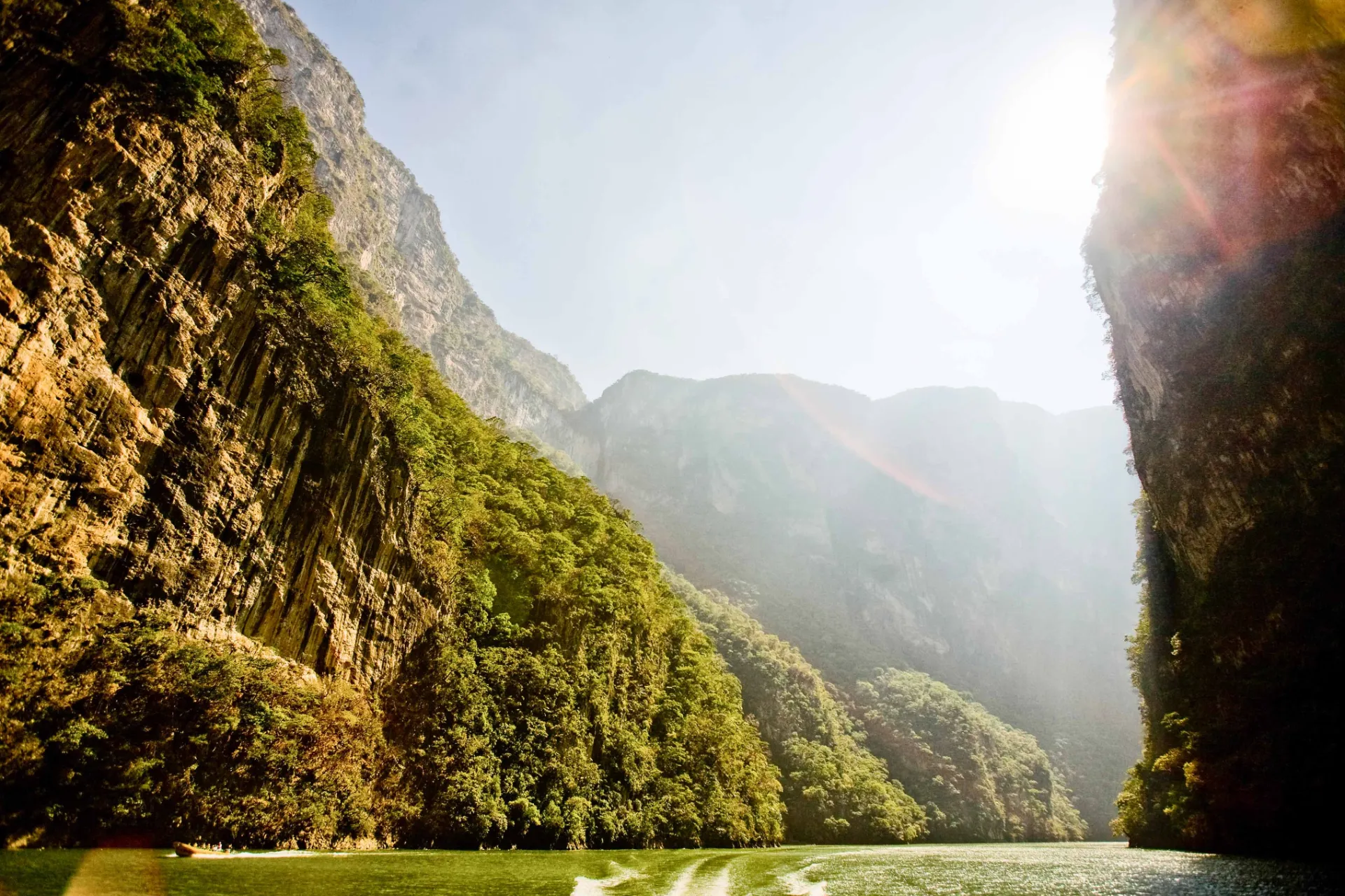 Majestatyczny wąwóz Sumidero wznosi się na 1000 metrów nad rzeką Río Grijalva Majestatyczny wąwóz Sumidero wznosi się na 1000 metrów nad rzeką Río Grijalva