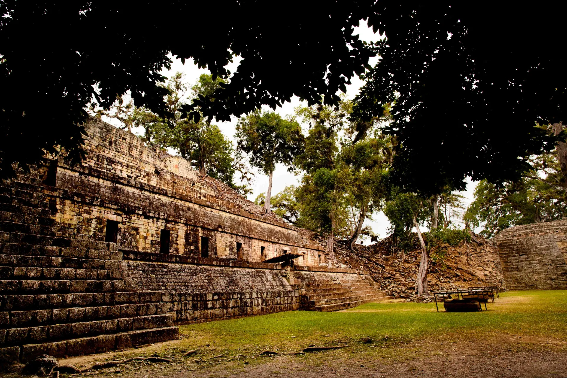 Ruiny Majów w Copán, gdzie stare tarasy kamienne i rzeźby świadczą o zaawansowanej cywilizacji