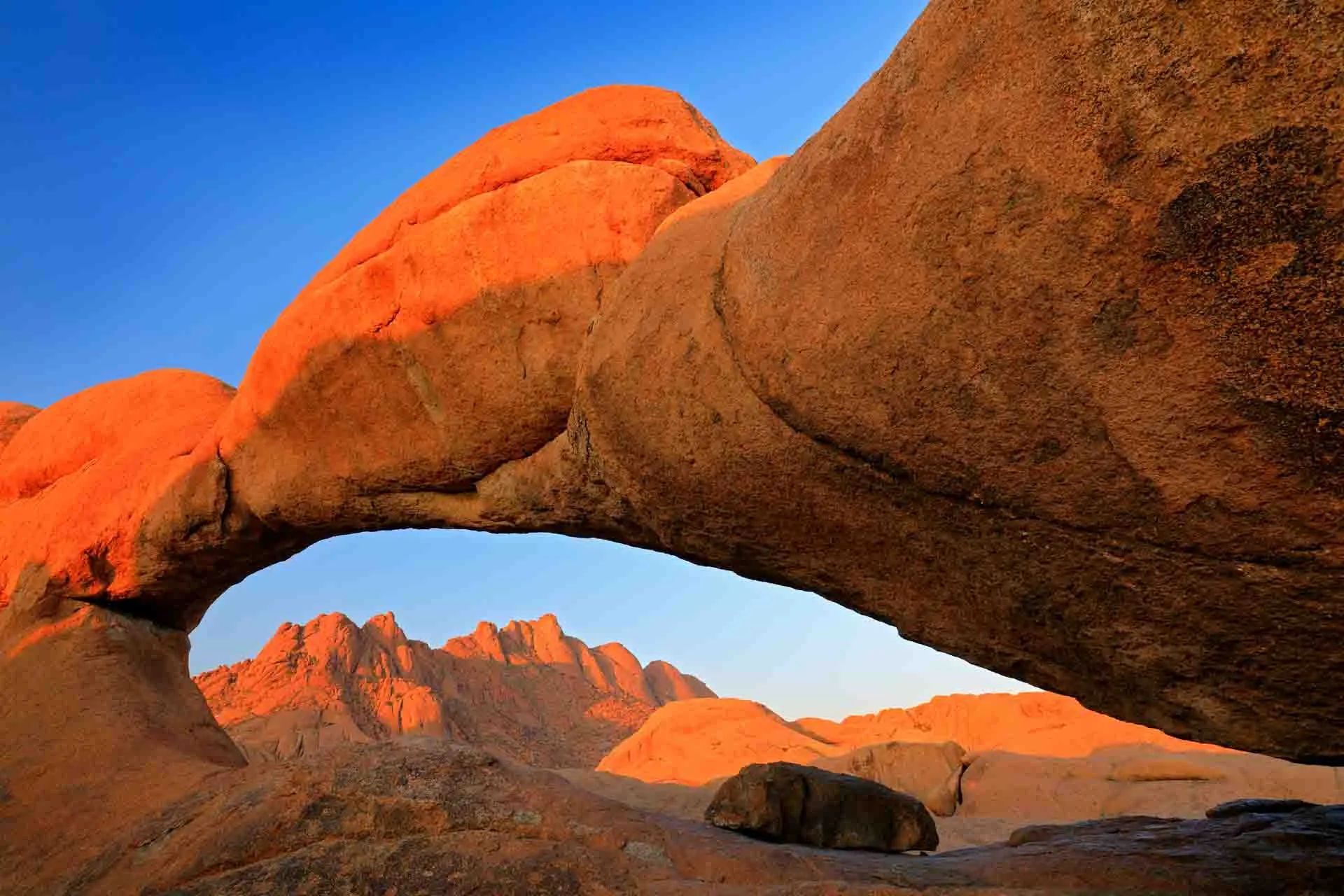 Ikoniczny Spitzkoppe w Namibii – często nazywany „Matterhornem Namibii”