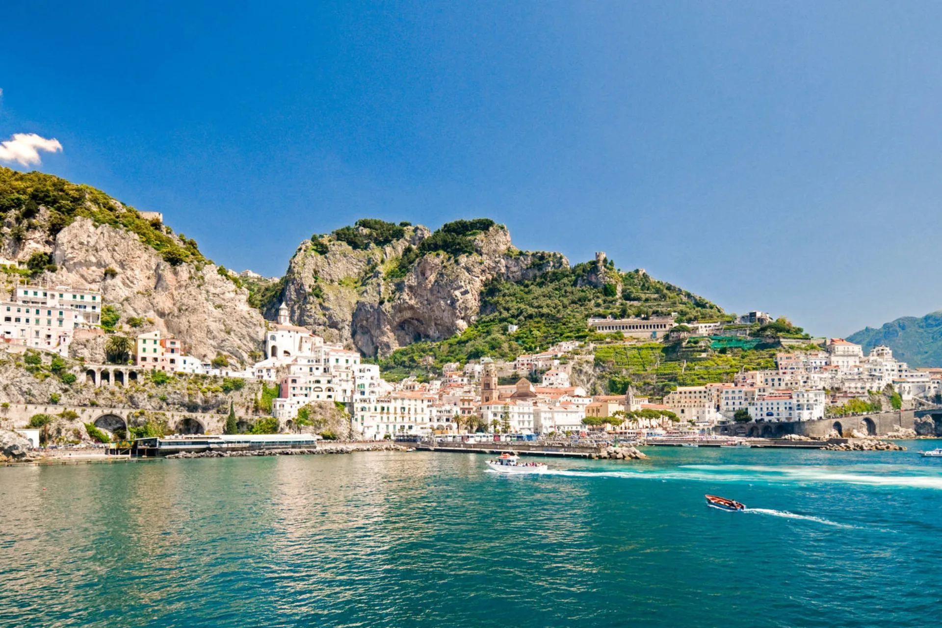 Wybrzeże Amalfi znajduje się po południowej stronie półwyspu Sorrento