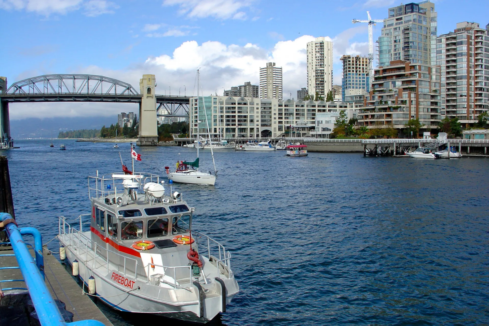 Nadbrzeże i miejskie życie przy False Creek z mostem Burrard w tle, Vancouver Nadbrzeże i miejskie życie przy False Creek z mostem Burrard w tle, Vancouver