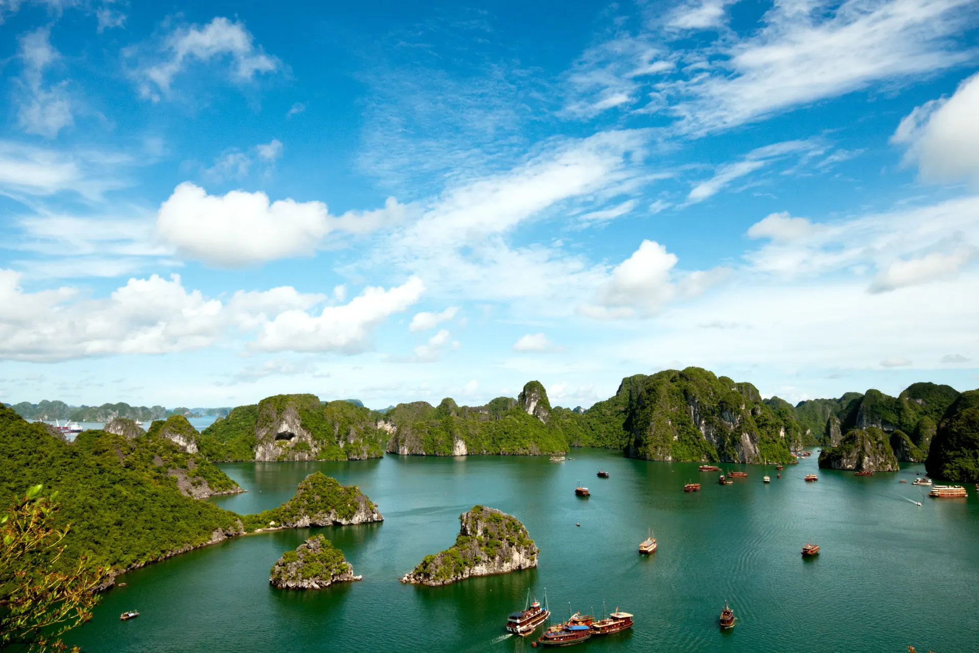 Małe łodzie w zatoce Halong