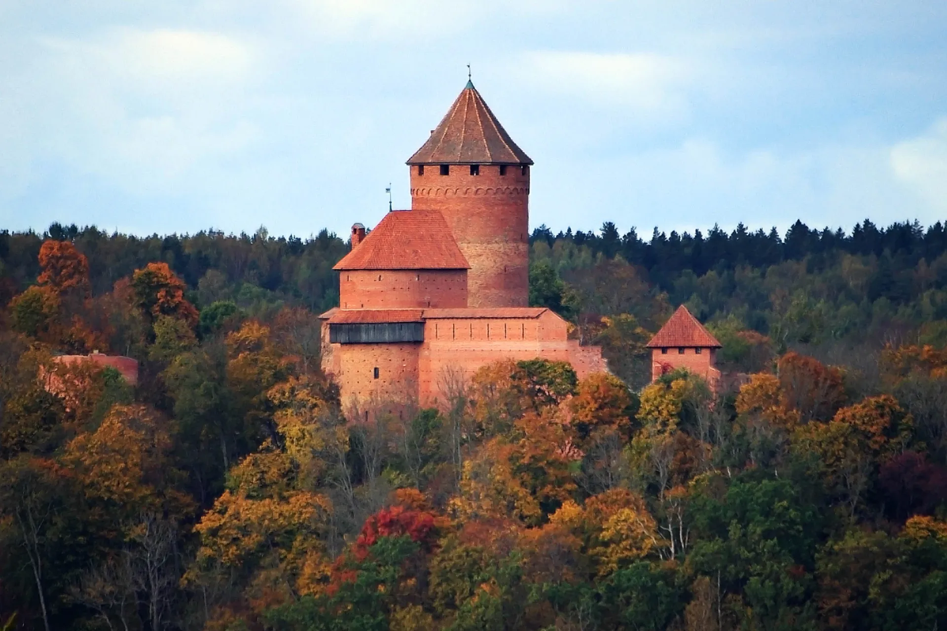 Zamek Turaida w Siguldzie, Łotwa, otoczony jesiennym lasem w Parku Narodowym Gauja Zamek Turaida w Siguldzie, Łotwa, otoczony jesiennym lasem w Parku Narodowym Gauja