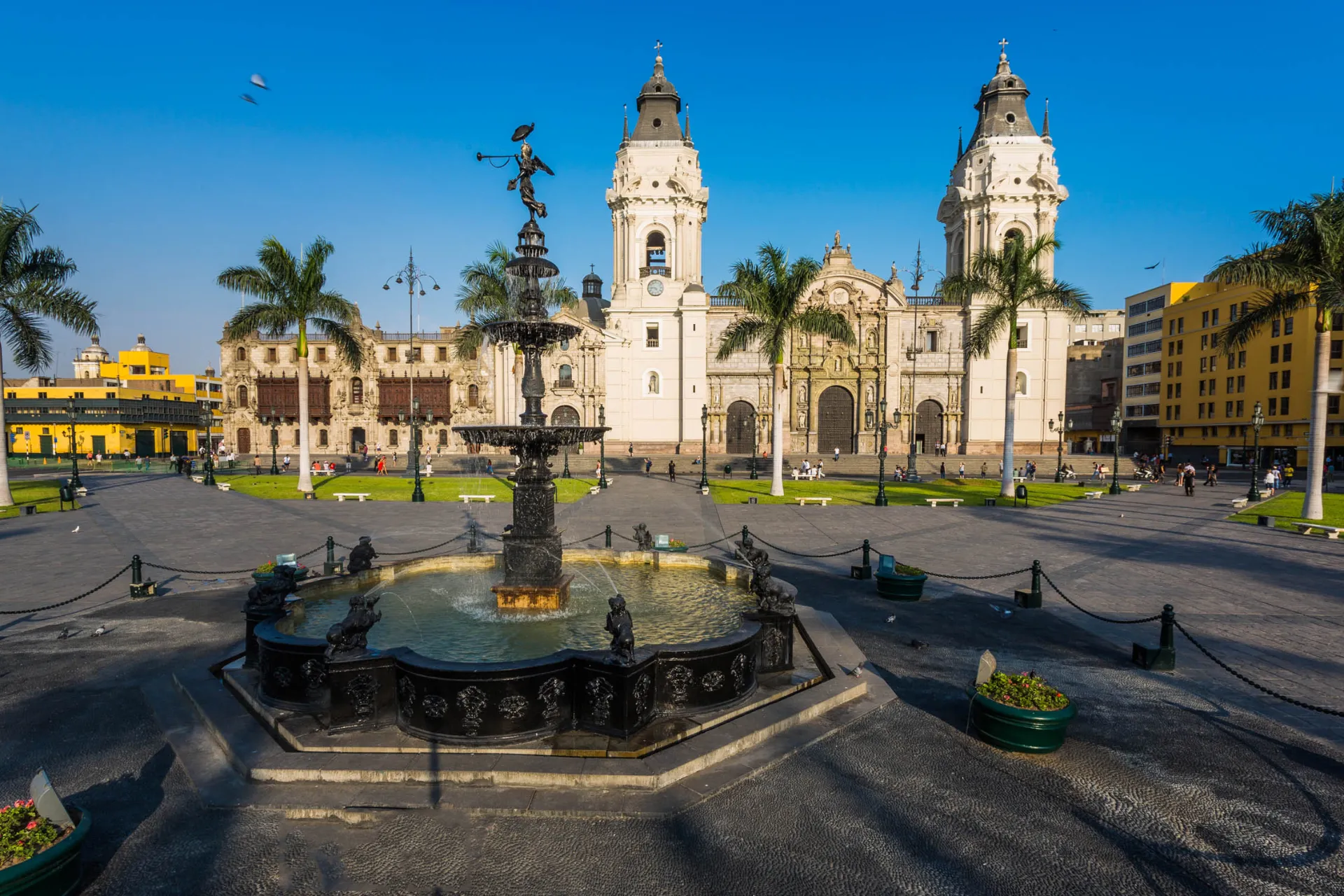 Plaza Mayor w Limie – historyczne serce Peru z katedrą i centralną fontanną Plaza Mayor w Limie – historyczne serce Peru z katedrą i centralną fontanną