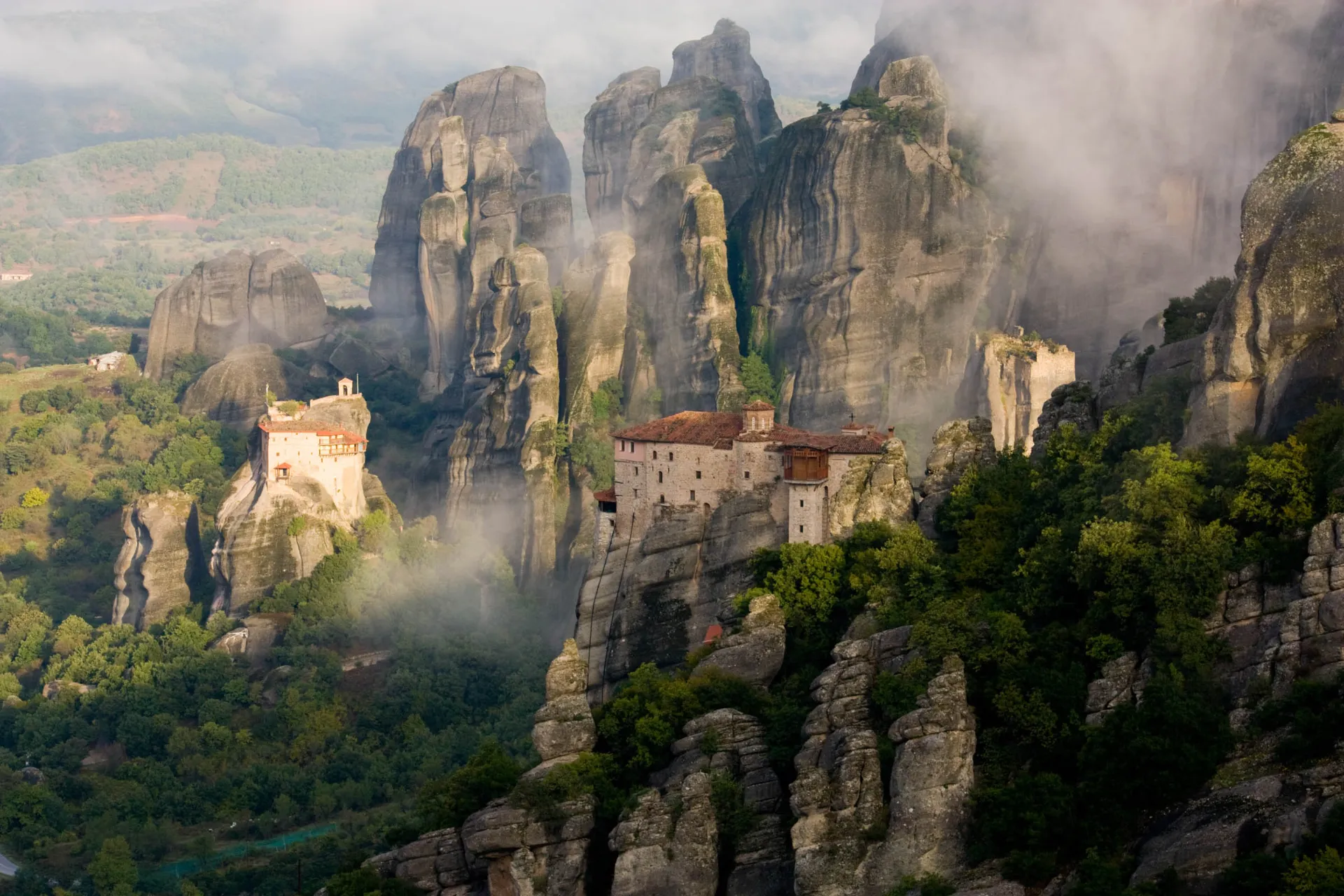 Klasztory Meteora we mgle o poranku Klasztory Meteora we mgle o poranku