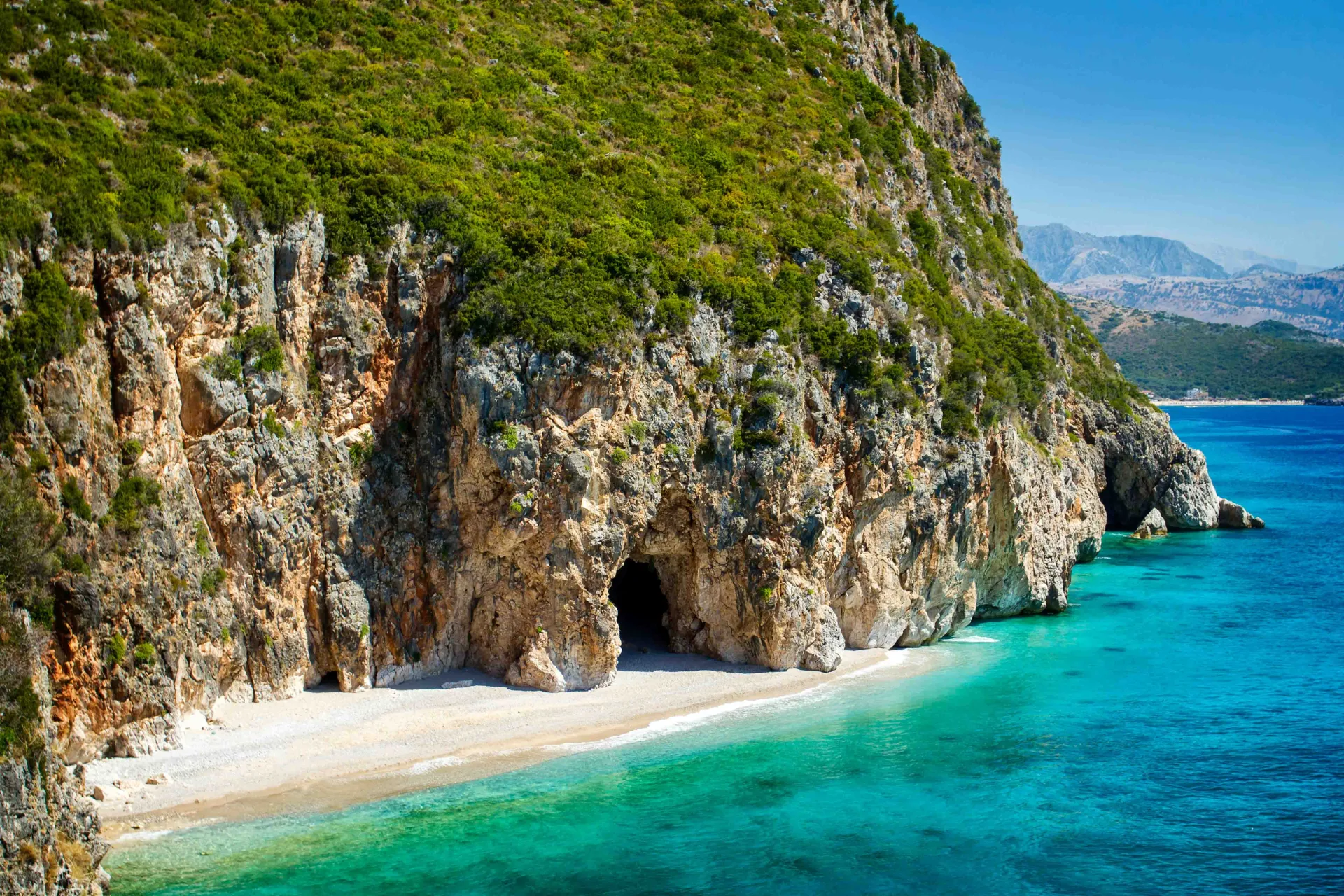 Ukryta piaszczysta plaża na Riwierze Albańskiej Ukryta piaszczysta plaża na Riwierze Albańskiej
