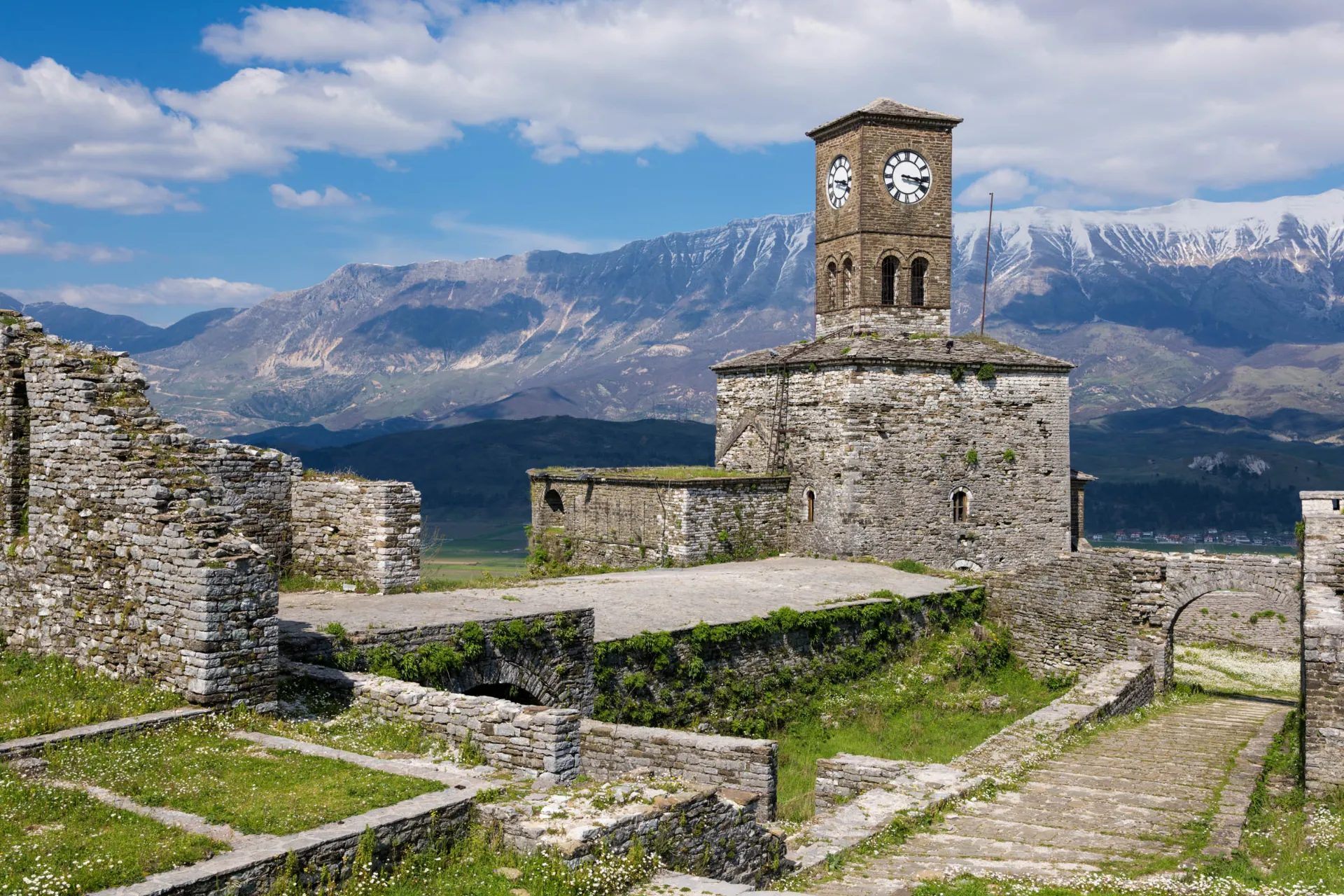Gjirokastër, Albania – imponująca twierdza z ikoniczną wieżą zegarową Gjirokastër, Albania – imponująca twierdza z ikoniczną wieżą zegarową