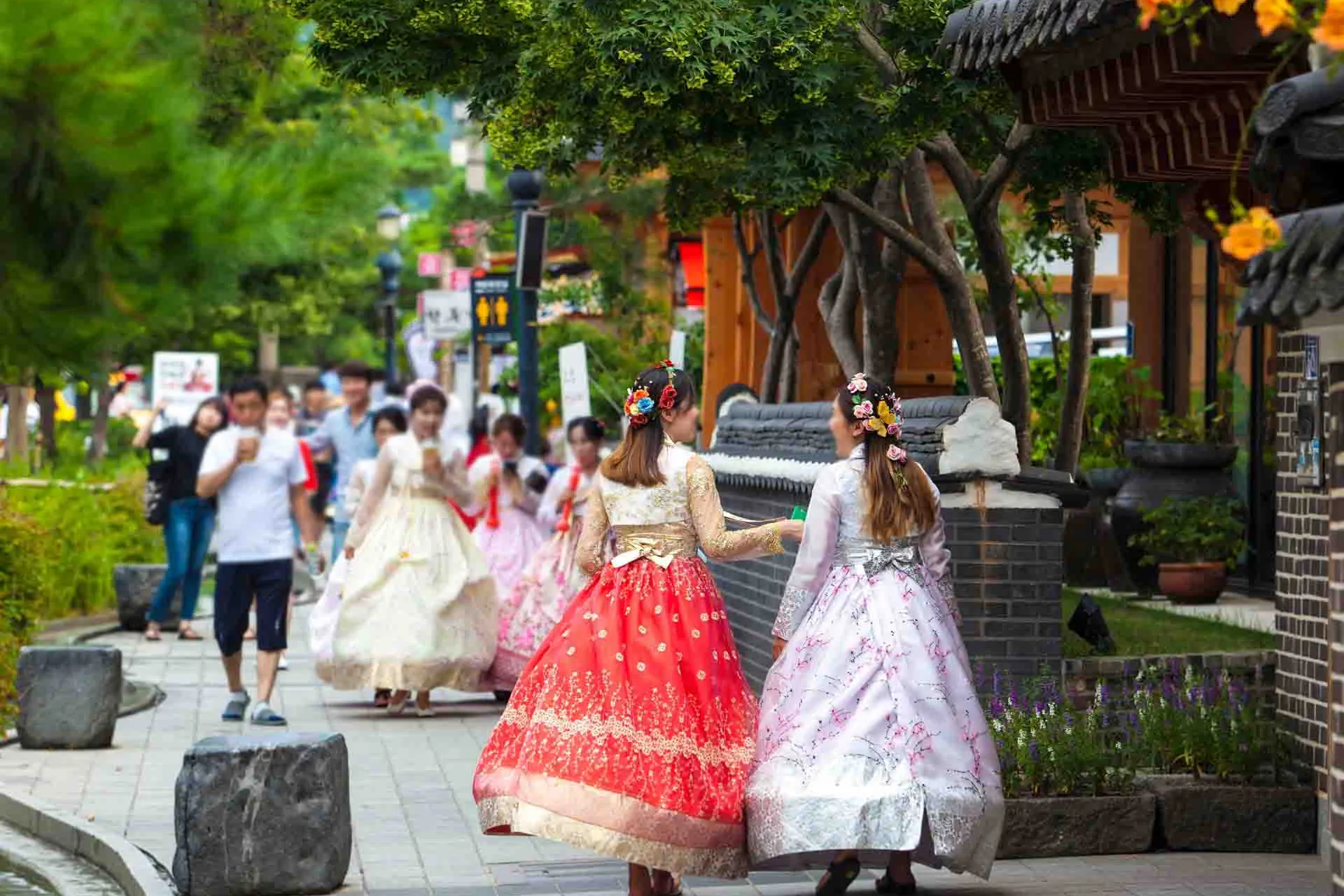 Jeonju Hanok Village – odwiedzający w tradycyjnych strojach hanbok nadają temu miejscu wyjątkową atmosferę