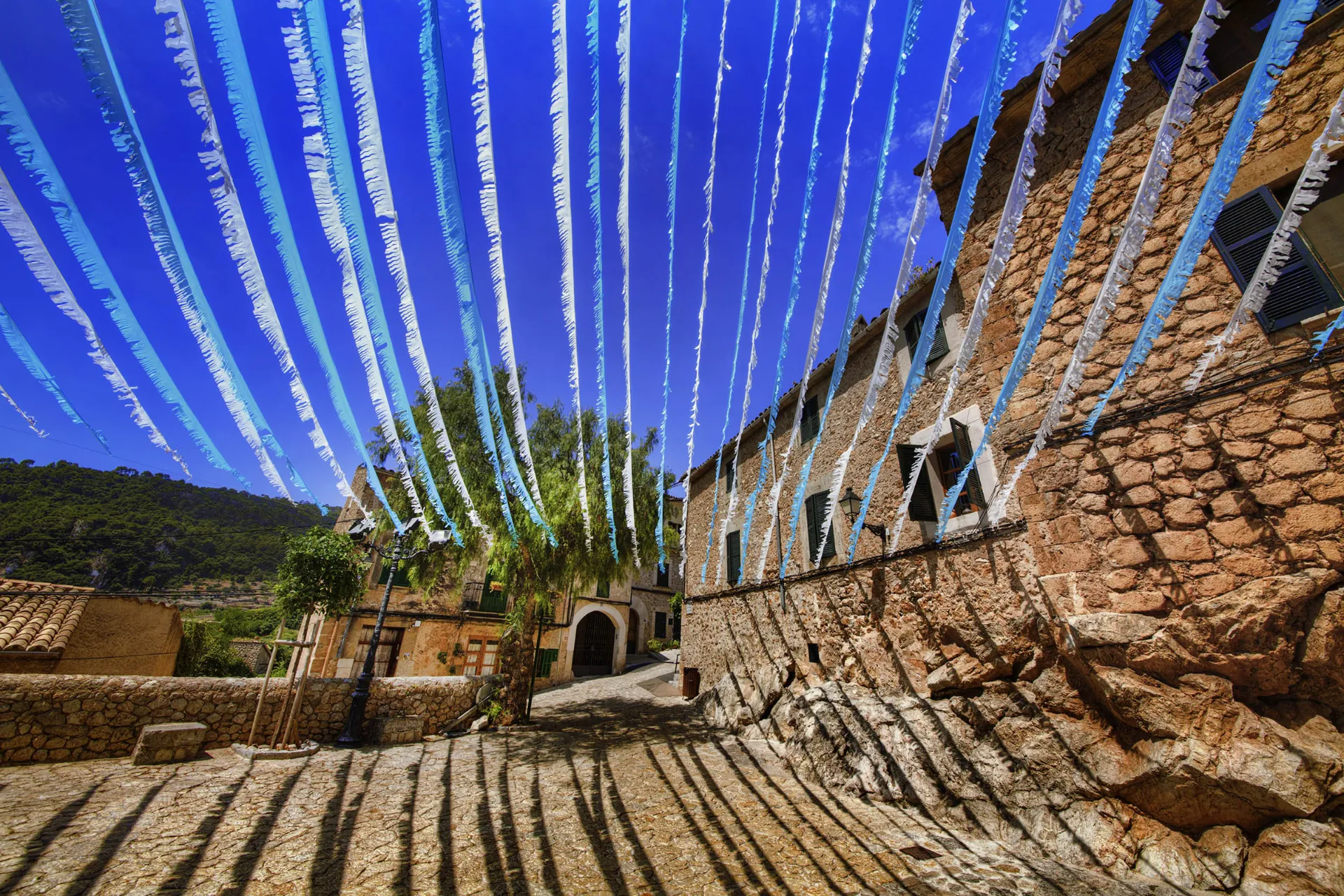 Kolorowe girlandy w Valldemossie Kolorowe girlandy w Valldemossie