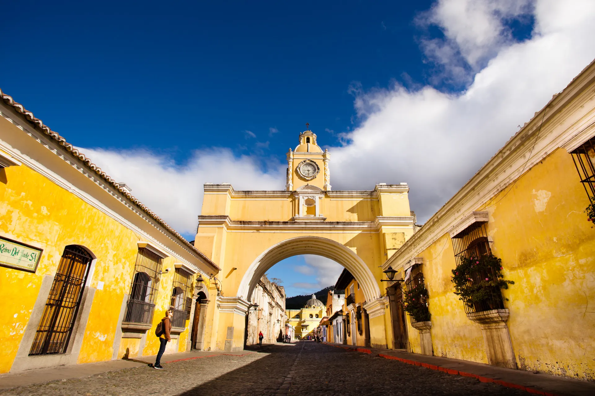 Ikoniczny łuk Santa Catalina nad brukowaną ulicą w Antigua Ikoniczny łuk Santa Catalina nad brukowaną ulicą w Antigua