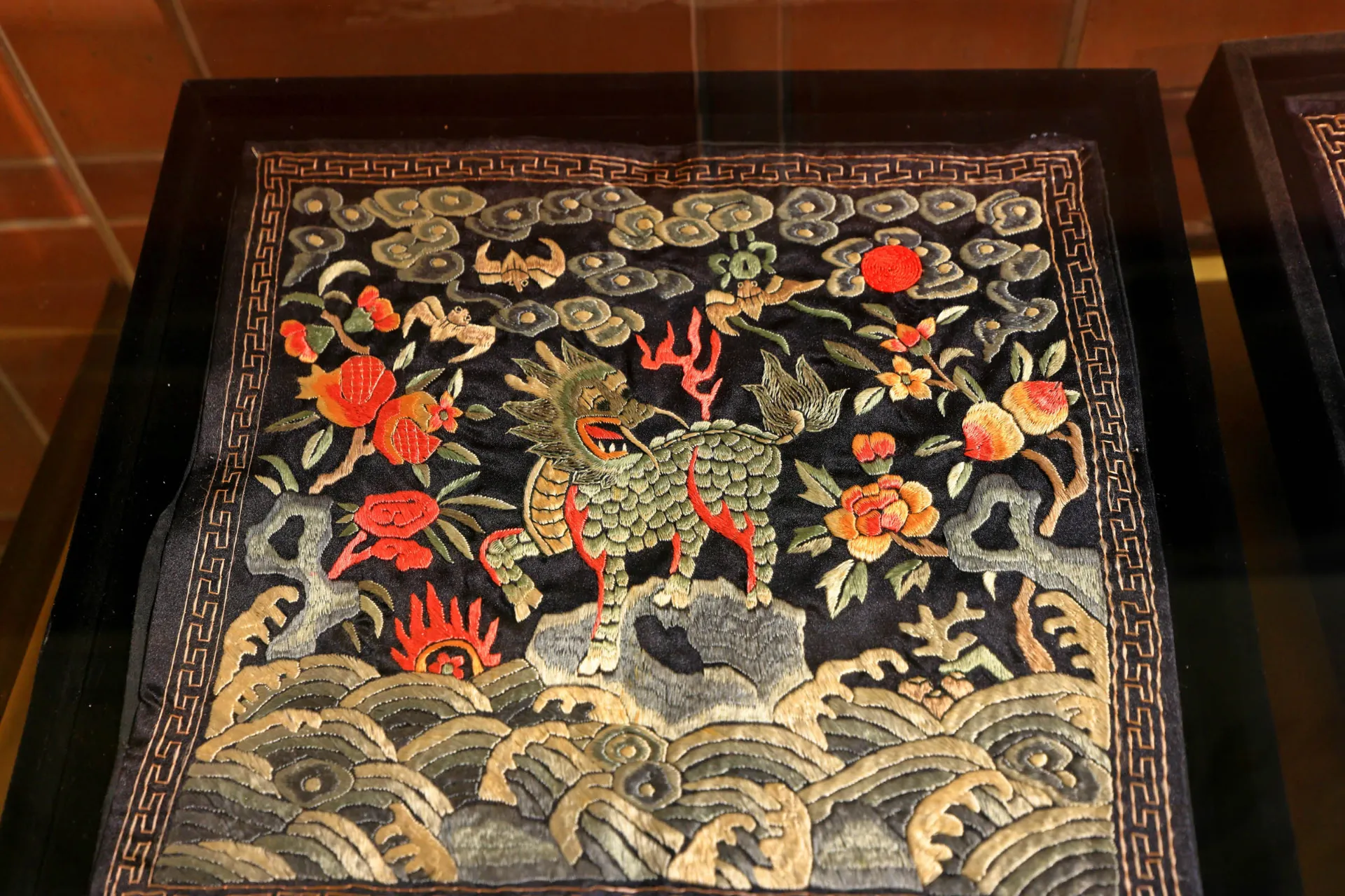 Tradycyjny chiński haft urzędniczy, często nazywany mandaryńskim kwadratem Tradycyjny chiński haft urzędniczy, często nazywany mandaryńskim kwadratem