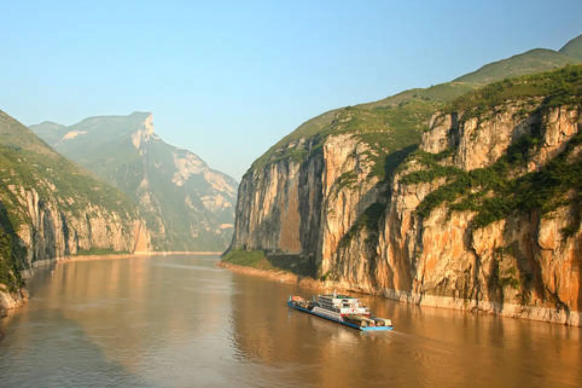 Brama Kuimen to naturalna „brama” do wąwozu Qutang – pierwszego i najwęższego z Trzech Przełomów na rzece Jangcy