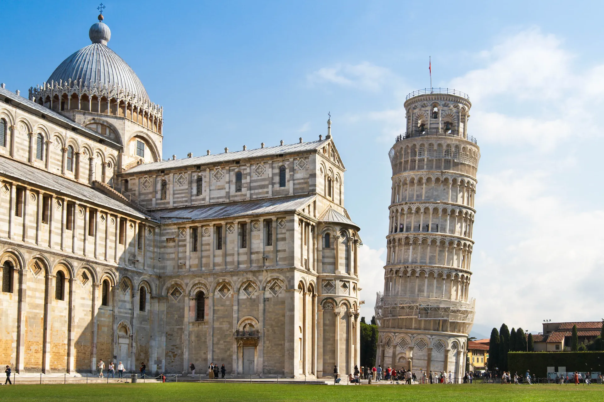 Krzywa Wieża w Pizie jest odchylona o około 4 stopnie Krzywa Wieża w Pizie jest odchylona o około 4 stopnie