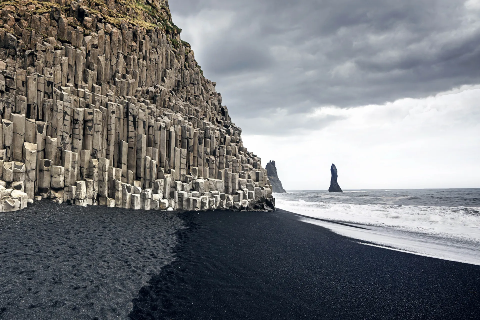 Piękna czarna plaża Reynisfjara na Dyrhólaey Piękna czarna plaża Reynisfjara na Dyrhólaey