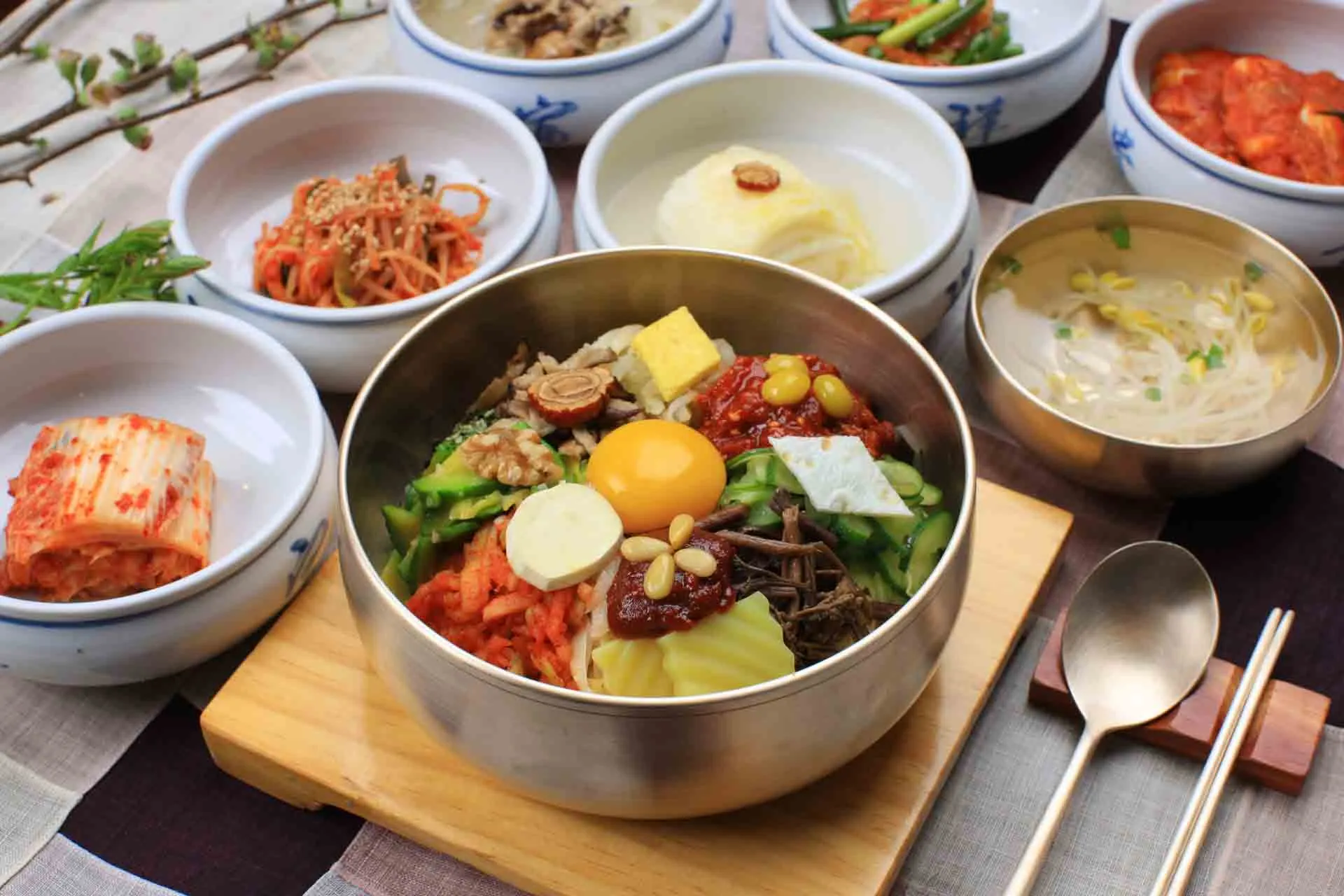Bibimbap z Jeonju – jedno z najsłynniejszych koreańskich dań, podawane z ryżem, warzywami, mięsem i jajkiem