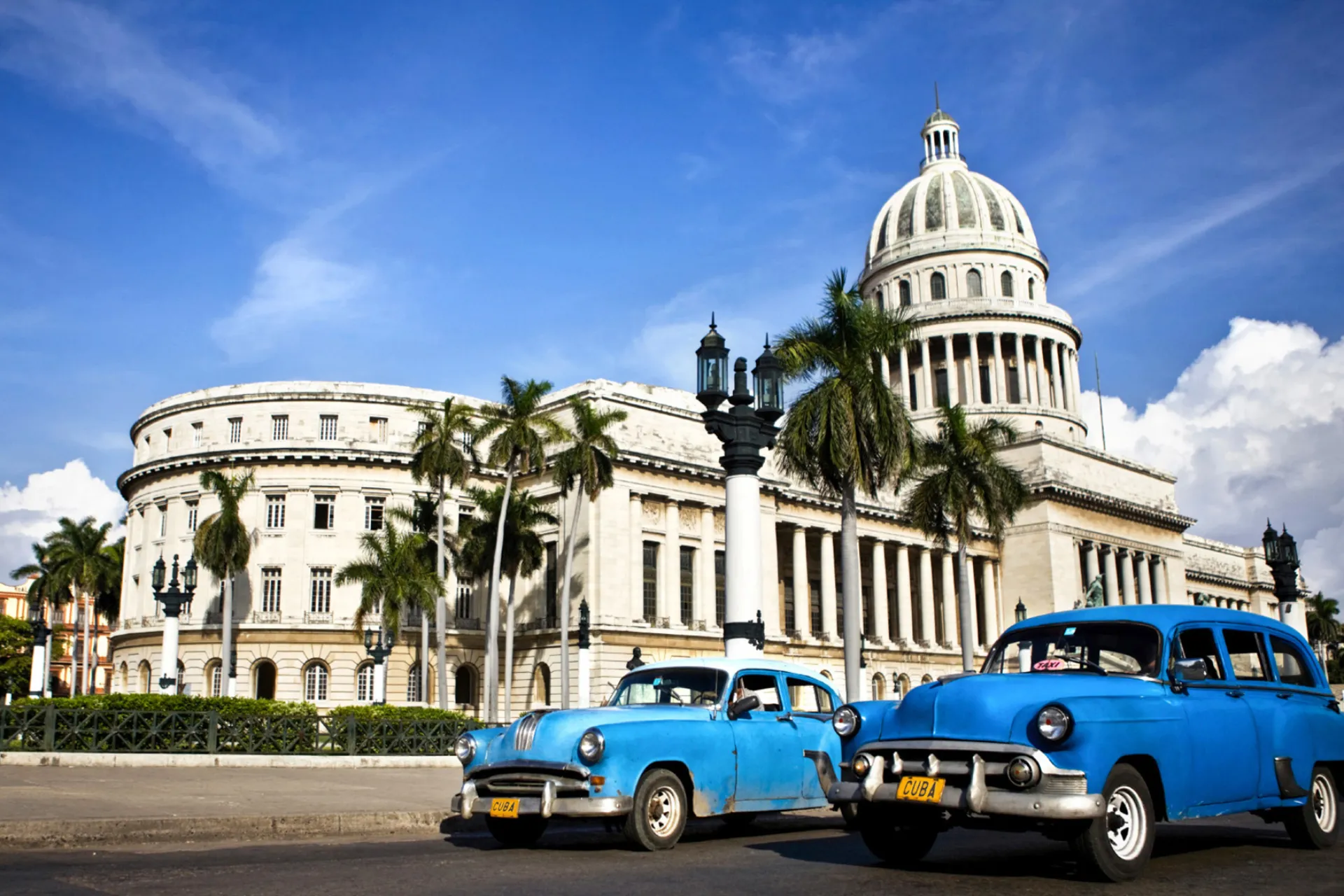 Samochody Chevrolet przed El Capitolio - parlamentem Kuby