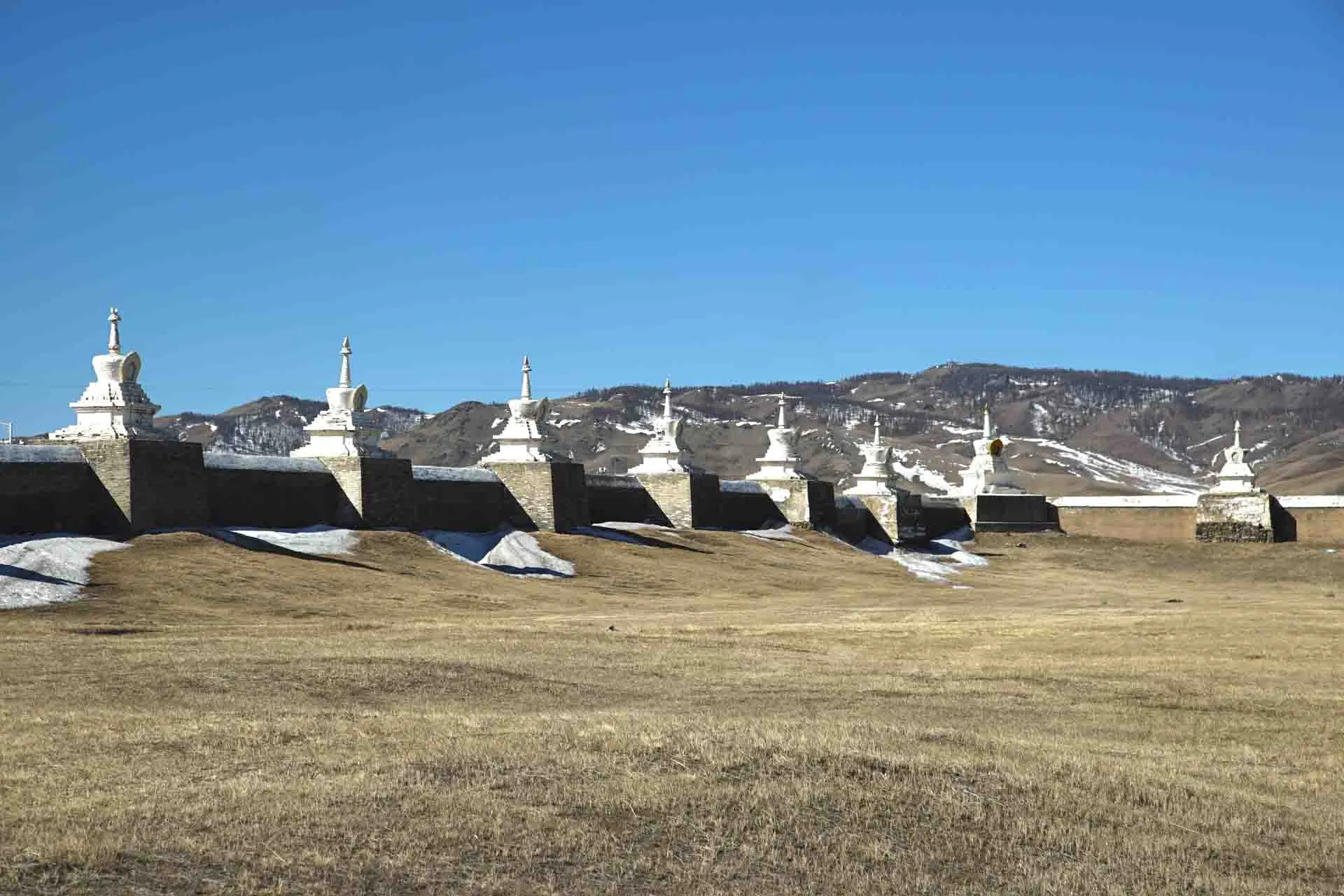Stupy przy klasztorze Erdene Zuu koło Karakorum – najstarszy klasztor buddyjski w Mongolii