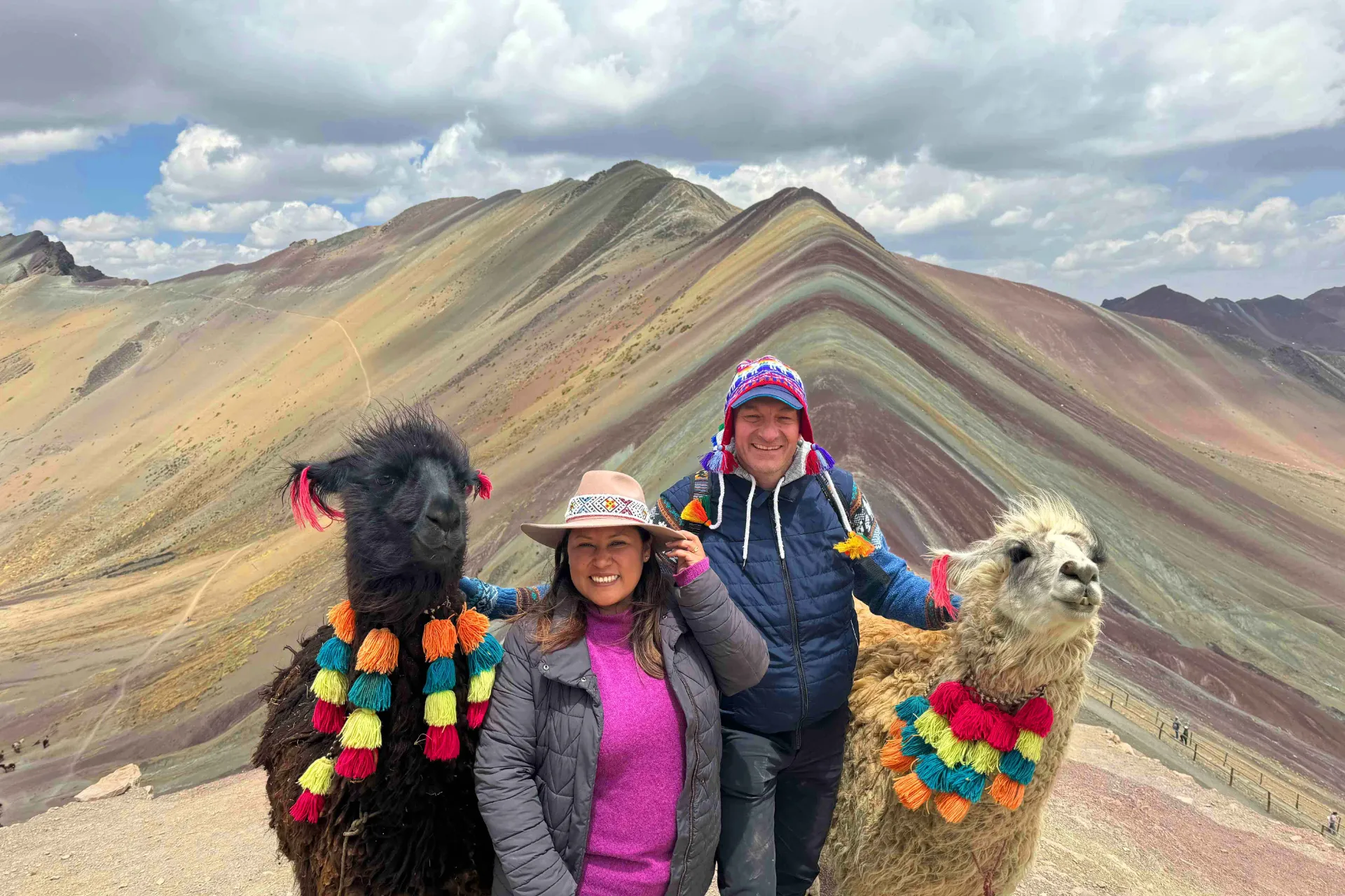 Ozdobione lamy przy kolorowej Rainbow Mountain Ozdobione lamy przy kolorowej Rainbow Mountain