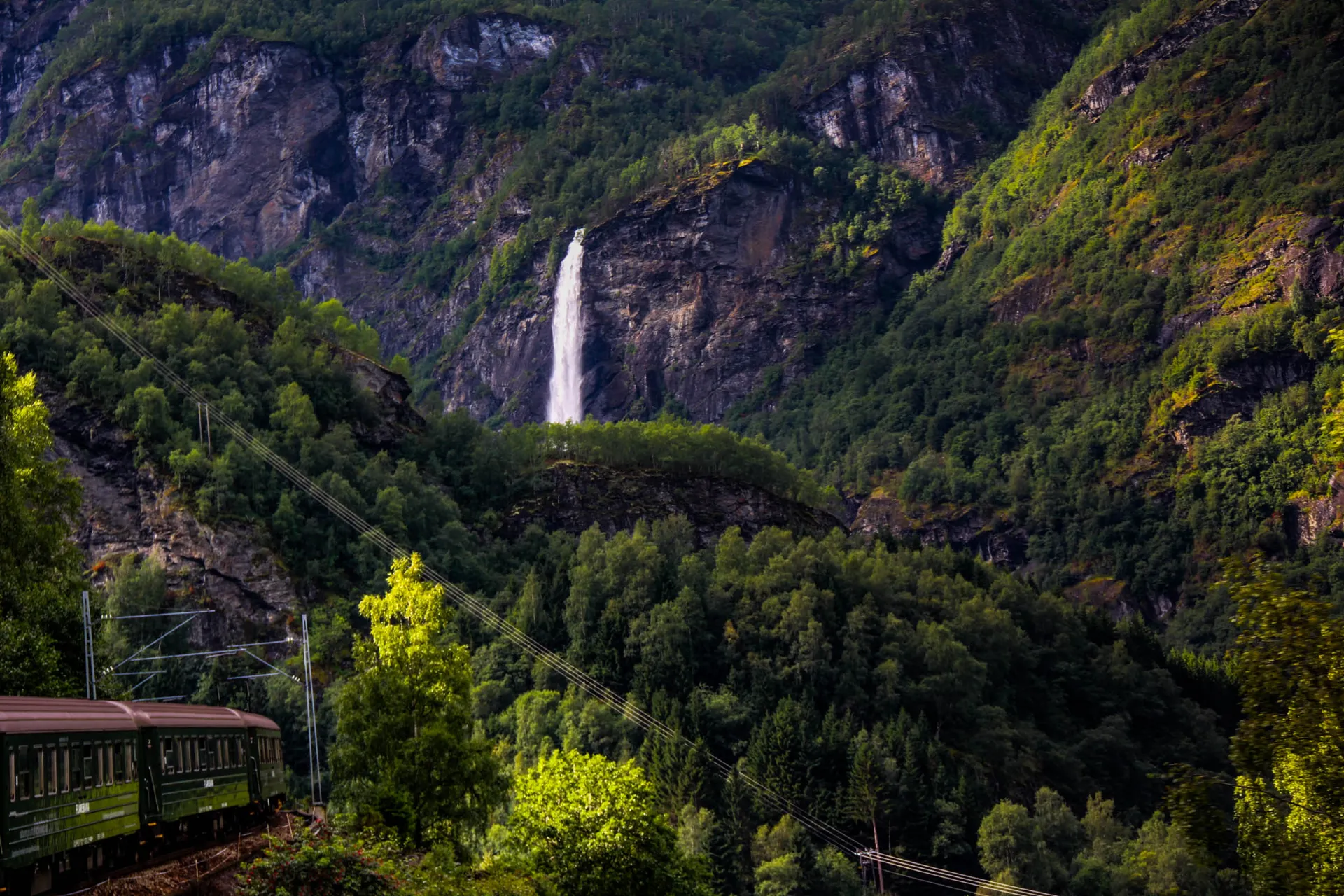 W drogę Flåmsbanen przez piękny krajobraz W drogę Flåmsbanen przez piękny krajobraz