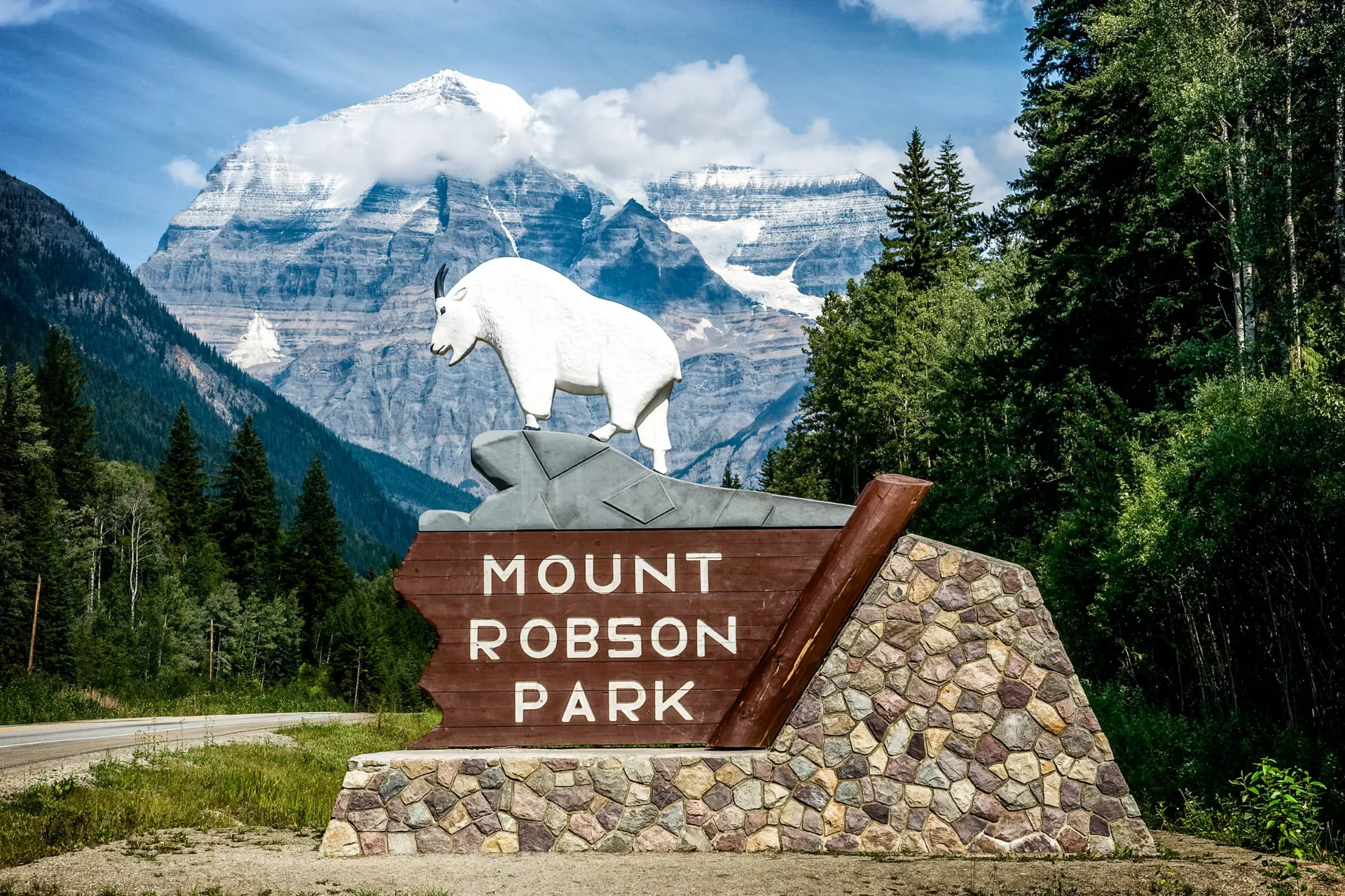 Wejście do Mount Robson z Mount Robson w tle Wejście do Mount Robson z Mount Robson w tle