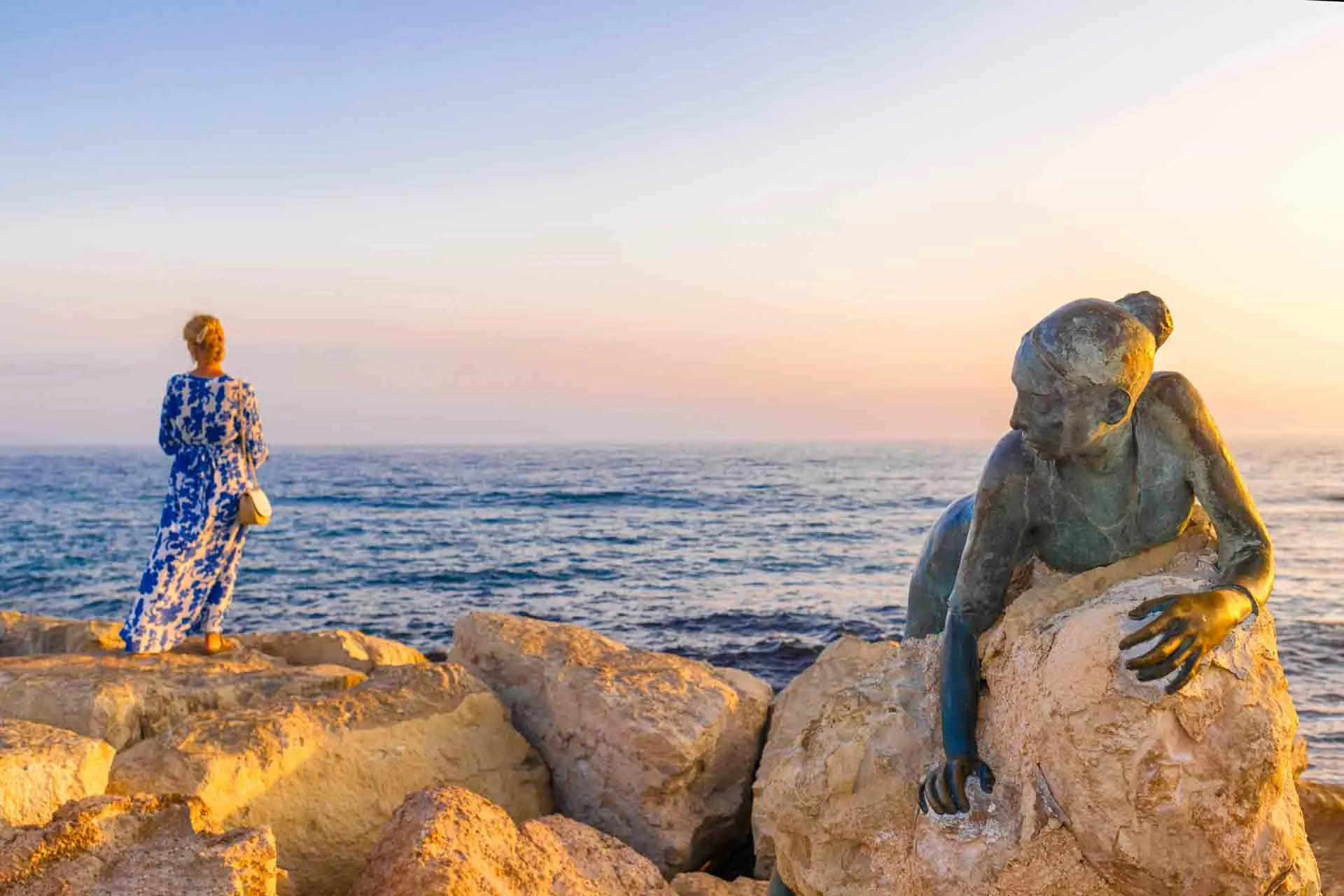 Rzeźba „Sol Alter” na promenadzie w Paphos – hołd dla Afrodyty