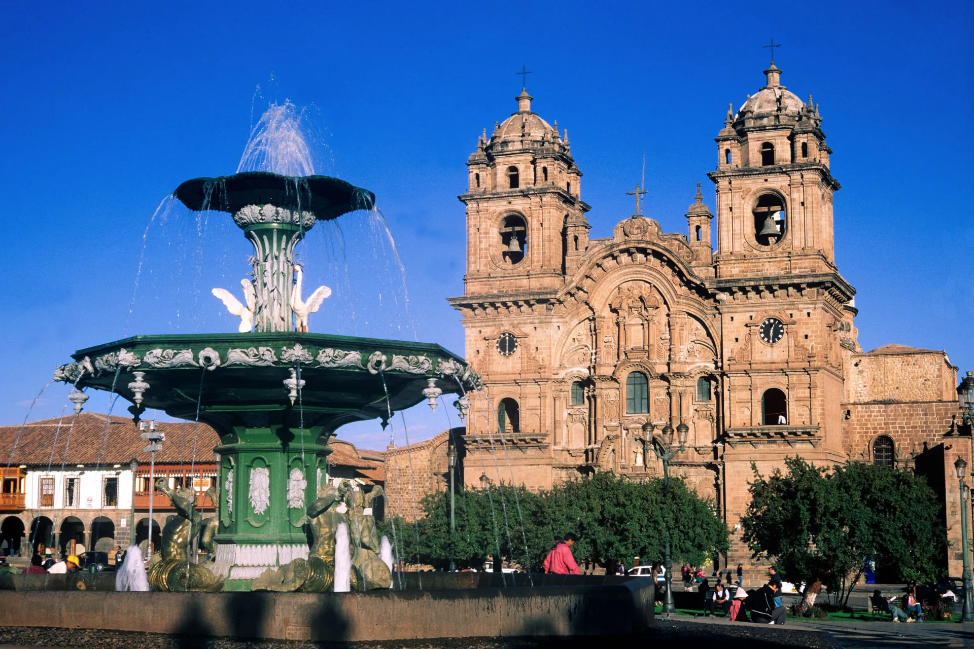 Plaza de Armas w Cusco z fontanną i katedrą Plaza de Armas w Cusco z fontanną i katedrą