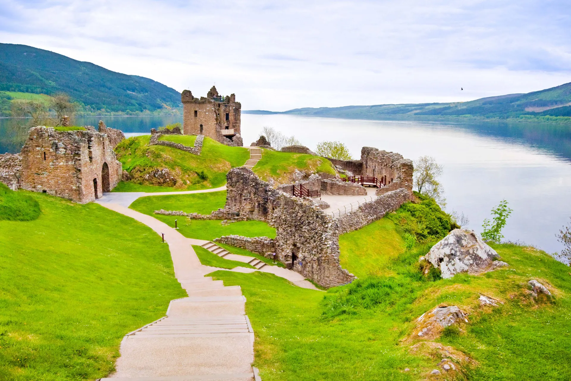 Ruiny zamku Urquhart nad Loch Ness