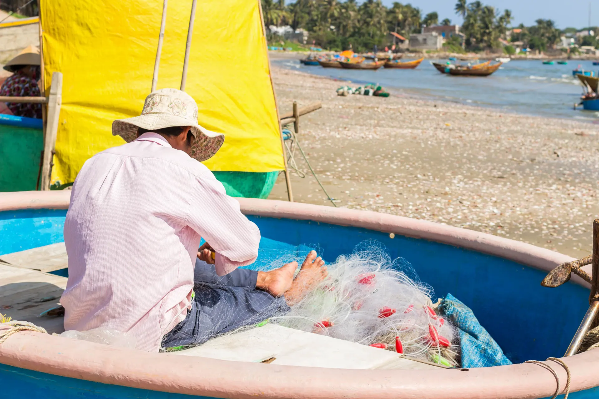 Lokalny rybak naprawia sieci Lokalny rybak naprawia sieci
