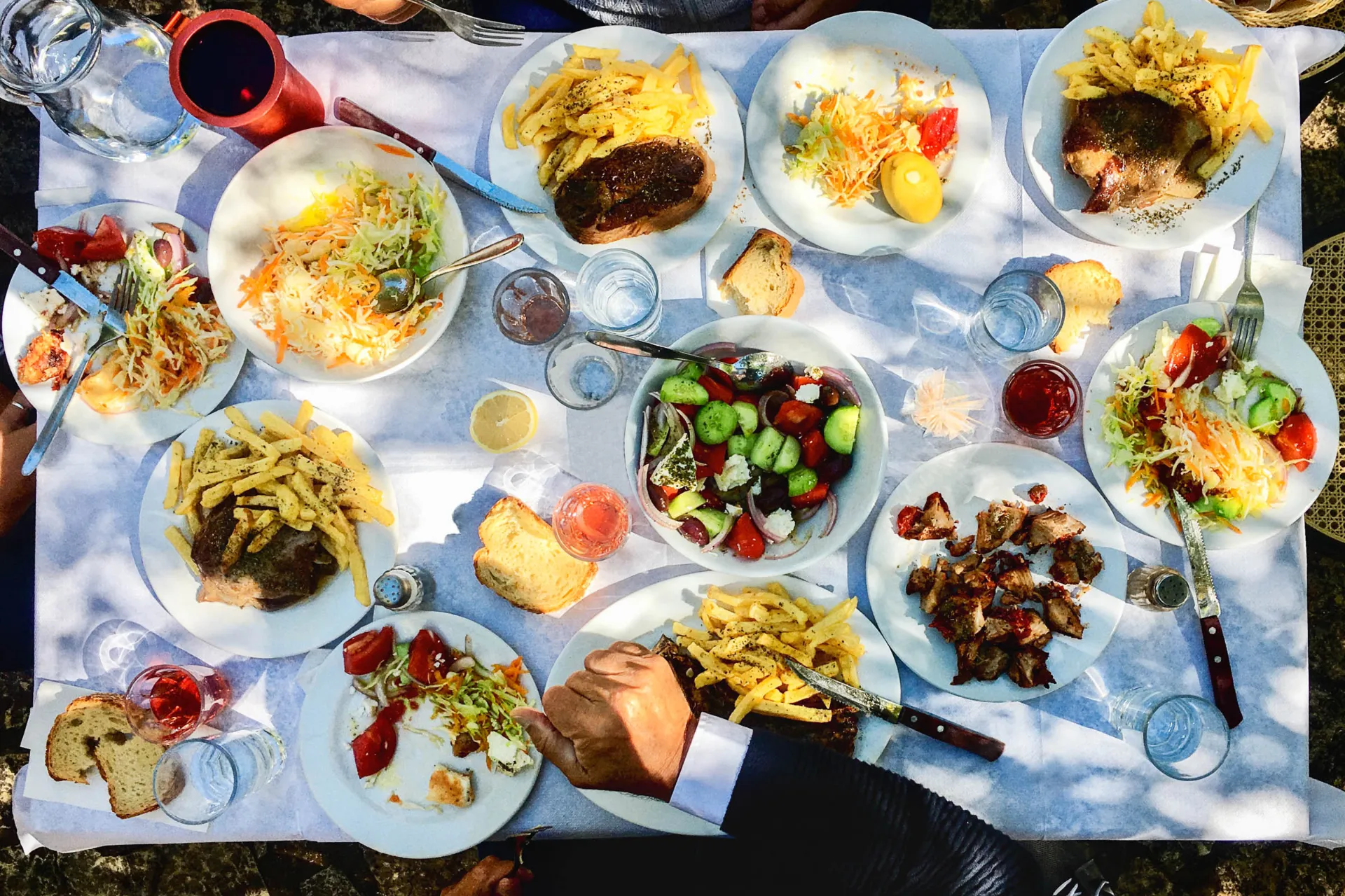 Zanurzymy się również w ekscytującej greckiej kuchni Zanurzymy się również w ekscytującej greckiej kuchni