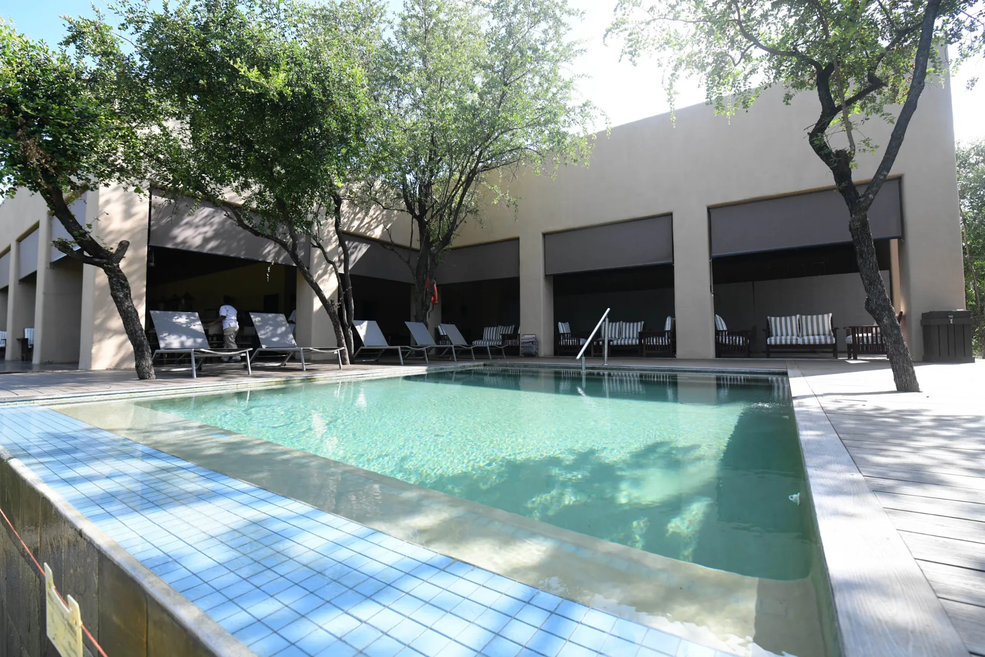 Spokojna chwila przy basenie w Mantobeni Spokojna chwila przy basenie w Mantobeni