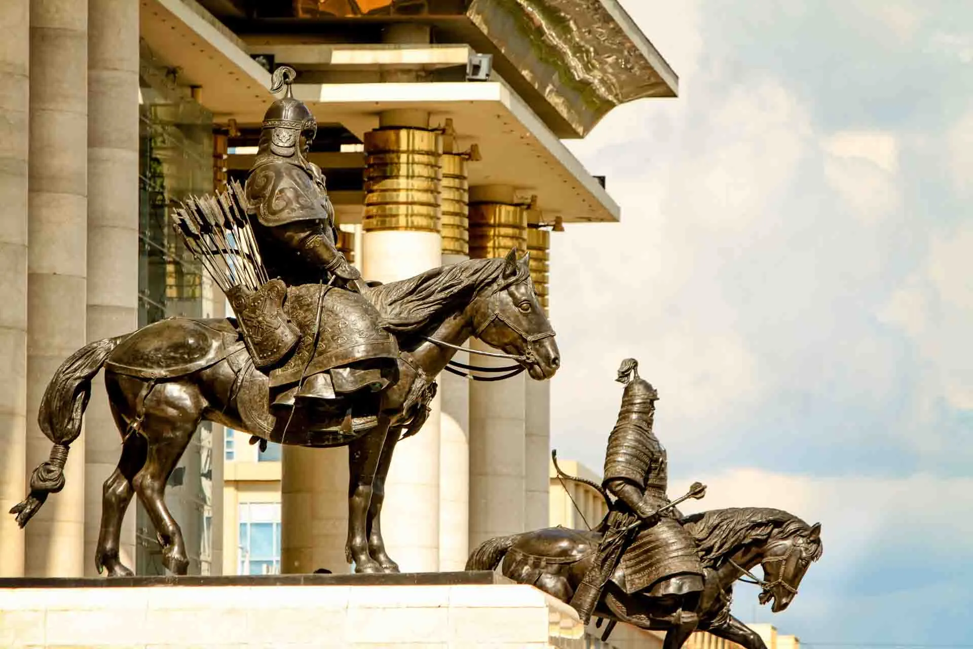 Posągi jeźdźców przy pomniku Czyngis-chana przed parlamentem w Ułan Bator