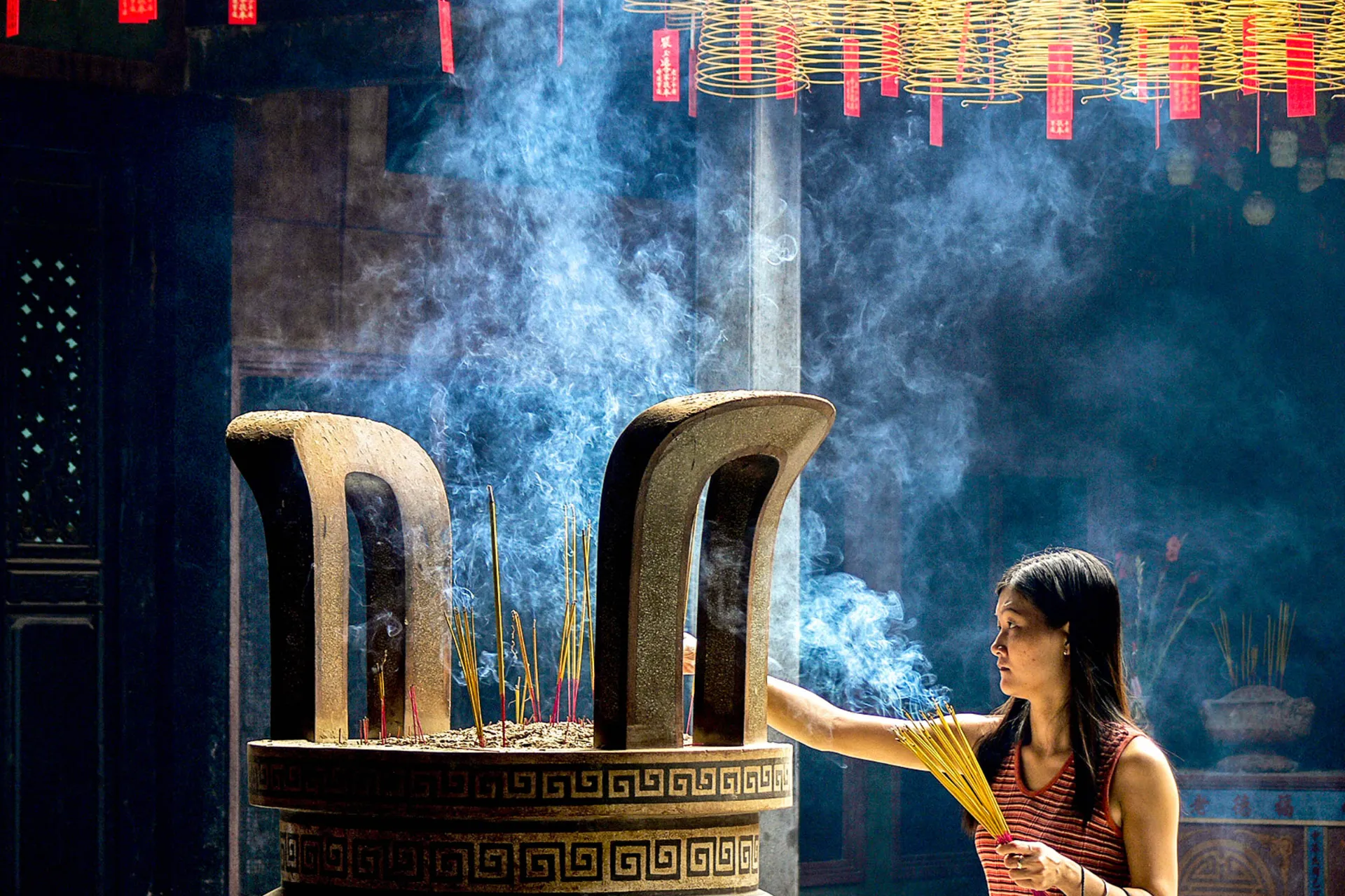 Kobieta z kadzidełkami w świątyni Thien Hau Kobieta z kadzidełkami w świątyni Thien Hau