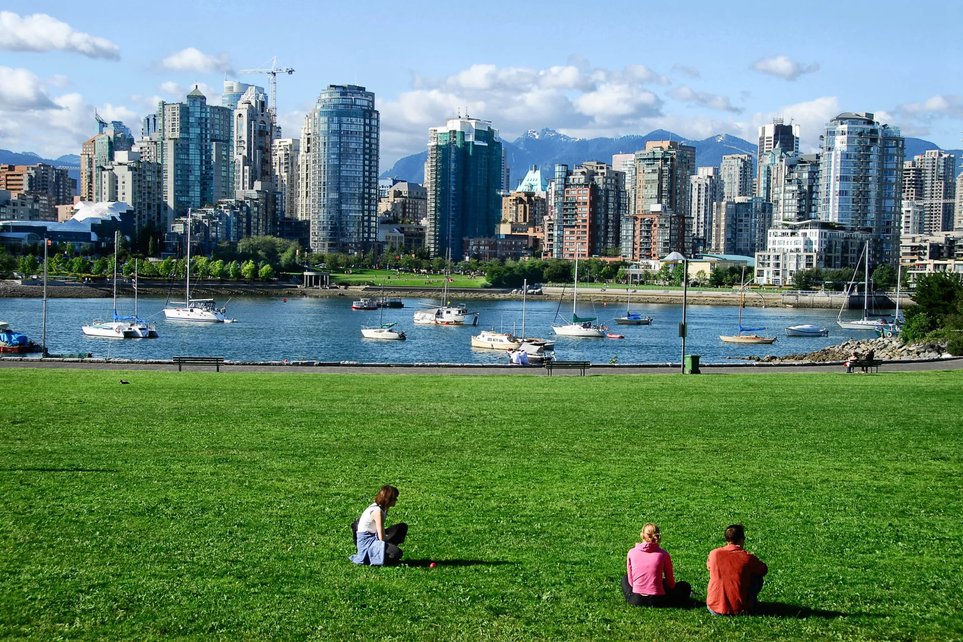 Widok na panoramę Vancouveru z parku nad False Creek Widok na panoramę Vancouveru z parku nad False Creek