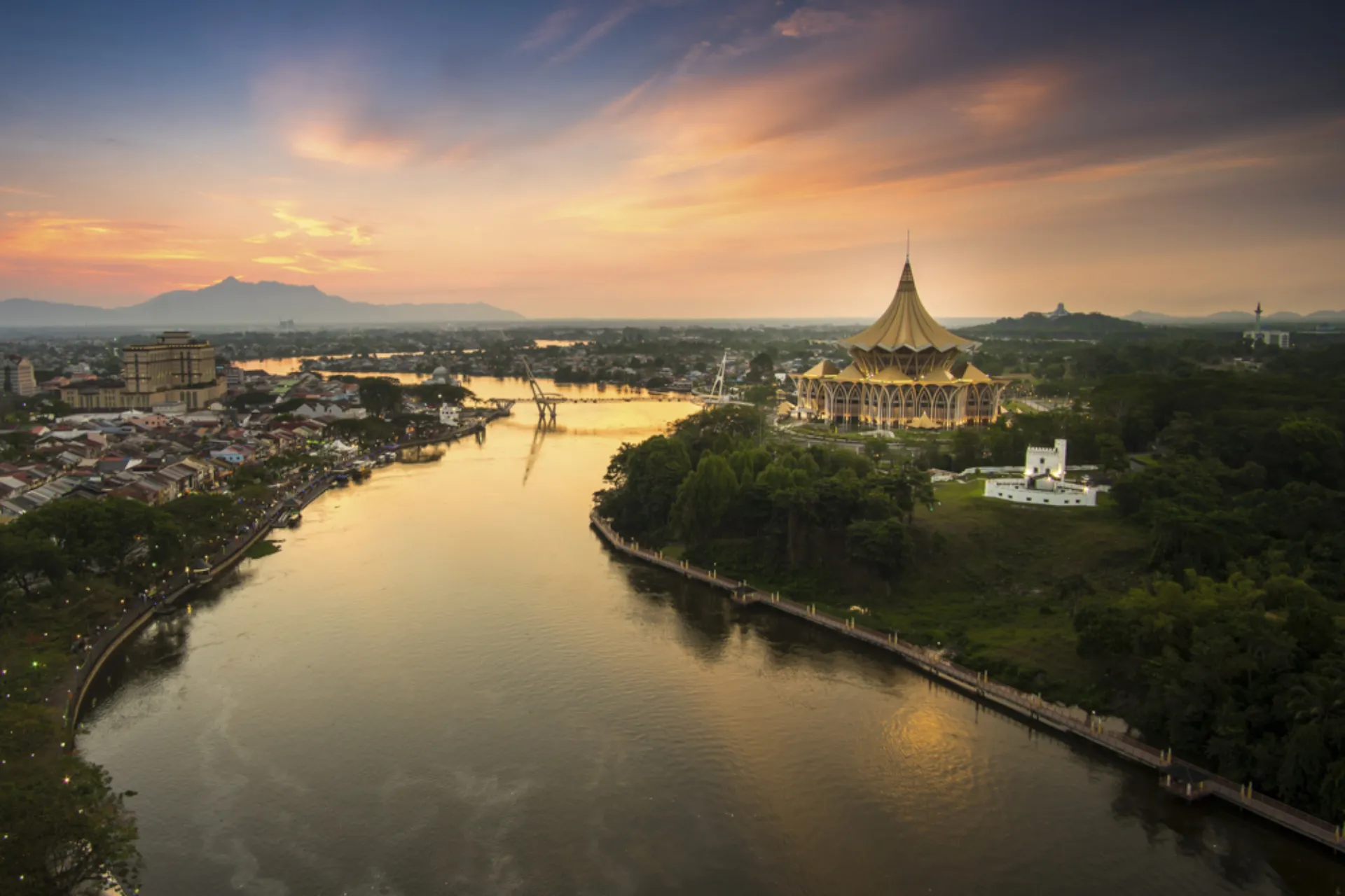 Zachód słońca nad rzeką Sarawak w Kuching z charakterystycznymi punktami miasta