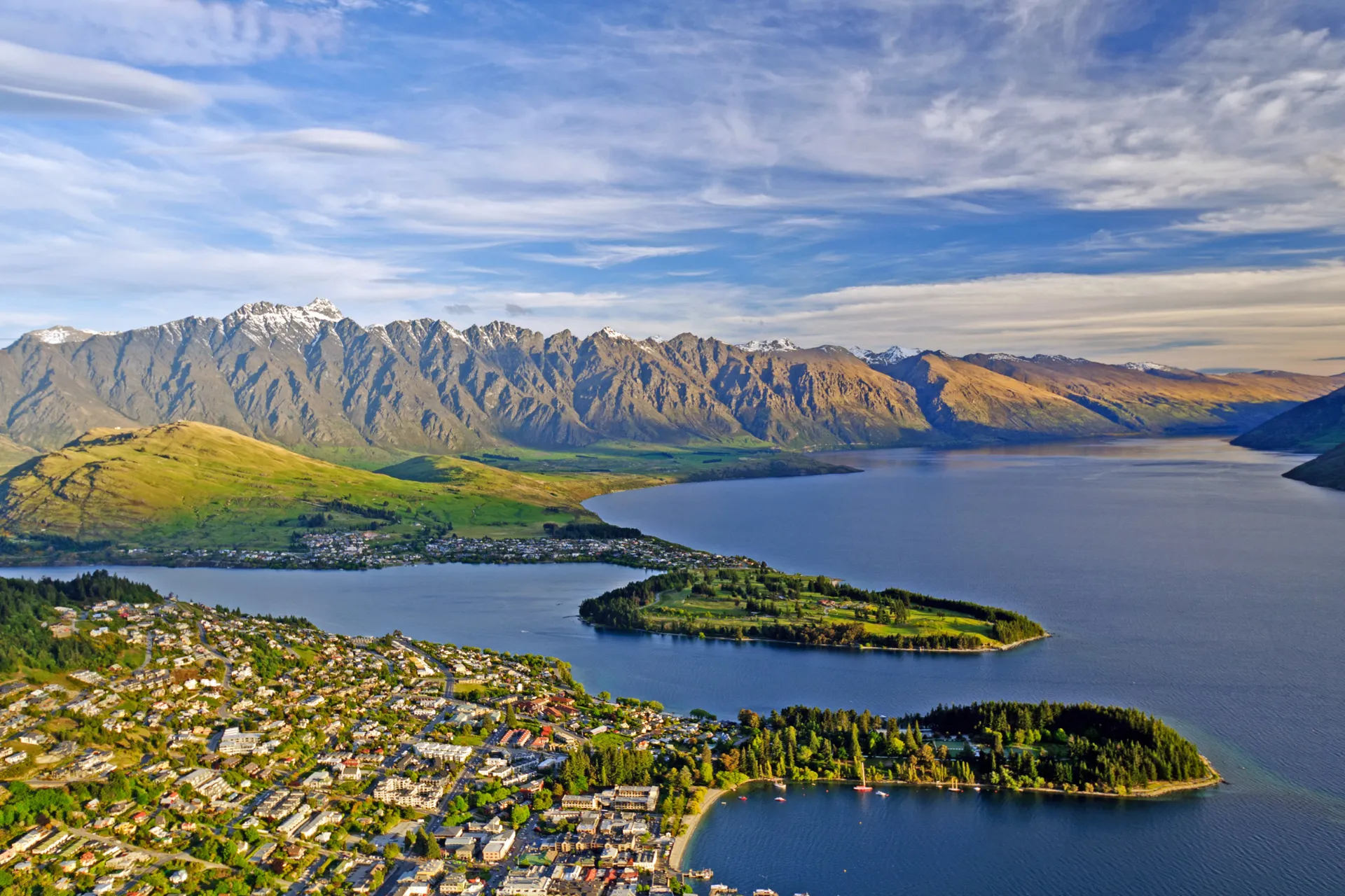 Queenstown, położone nad jeziorem Wakatipu z pasmem górskim The Remarkables w tle Queenstown, położone nad jeziorem Wakatipu z pasmem górskim The Remarkables w tle