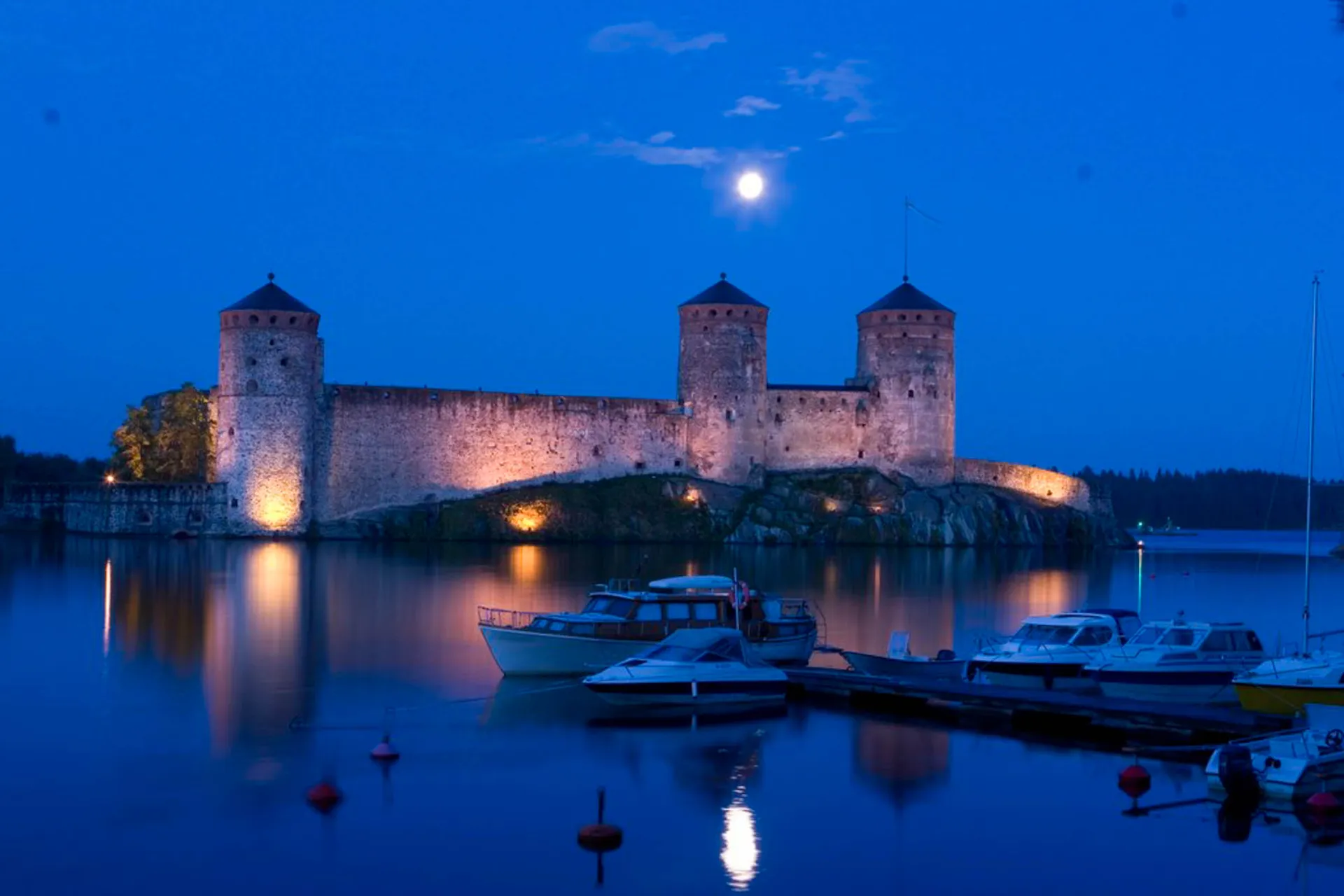 Zamek Olavinlinna nocą Zamek Olavinlinna nocą