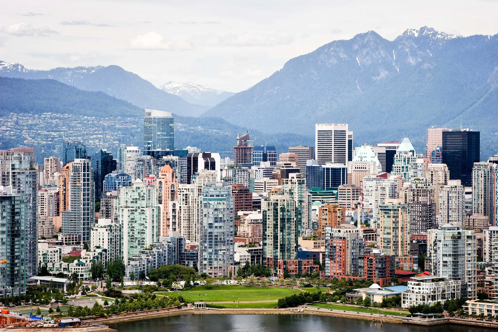 Panorama Vancouveru z górami w tle Panorama Vancouveru z górami w tle