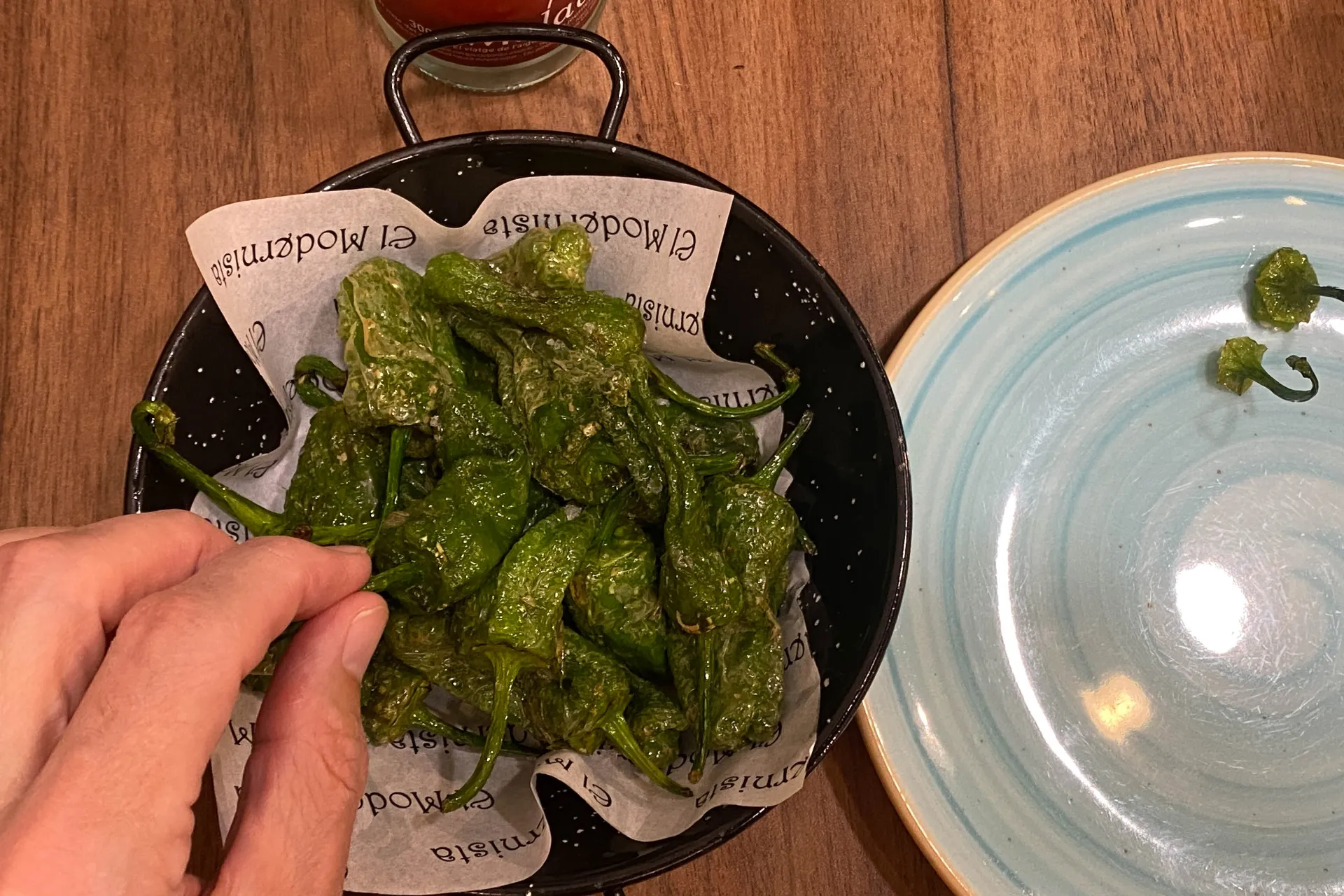 Więcej tapas - Pimientos de Padrón - małe zielone papryczki smażone w oliwie i posypane solą morską Więcej tapas - Pimientos de Padrón - małe zielone papryczki smażone w oliwie i posypane solą morską