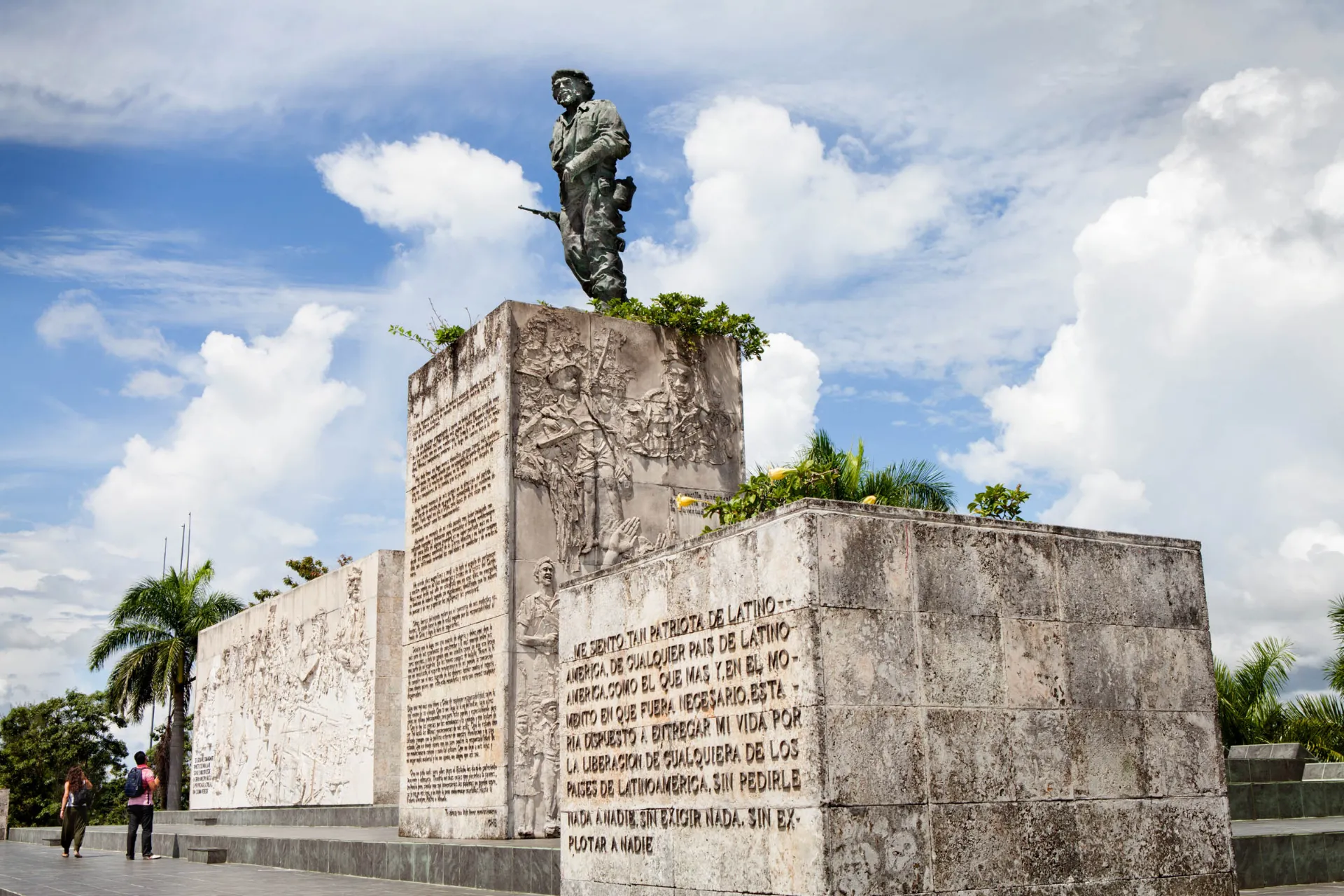 Mauzoleum Che Guevary w Santa Clara, gdzie tekst pod pomnikiem odtwarza jego list pożegnalny do Fidela Castro Mauzoleum Che Guevary w Santa Clara, gdzie tekst pod pomnikiem odtwarza jego list pożegnalny do Fidela Castro